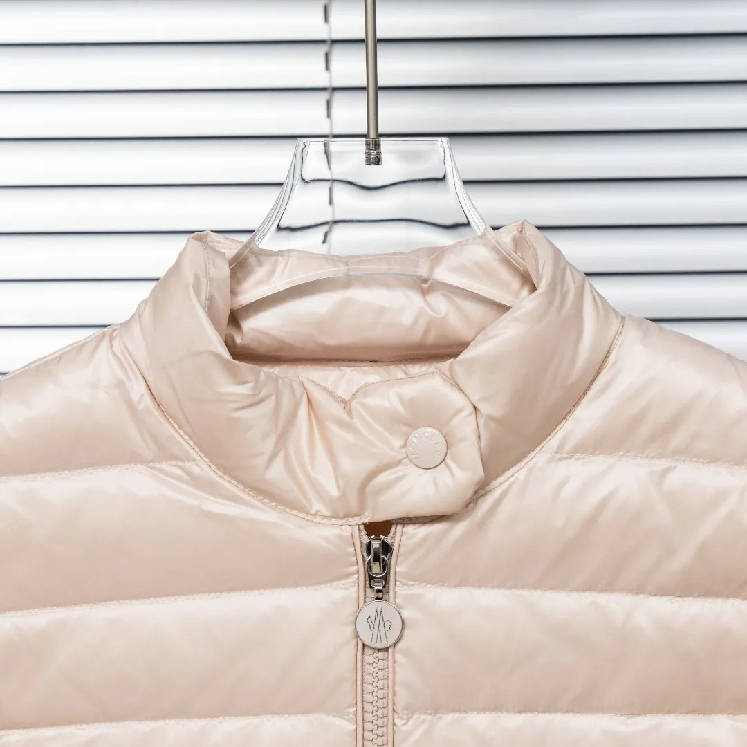 P720 top version (different currencies) Style: Moncler Moncler IGELLE series solid color zipper slim fit and thin waist rib down jacket (all made of national standard 90 goose down, sizes are all authentic digital sizes) Color: picture color Size: 1-2-3-4 Fabric: 90 goose down Accessories: full set of customized accessories No gender distinction, same style for men and women