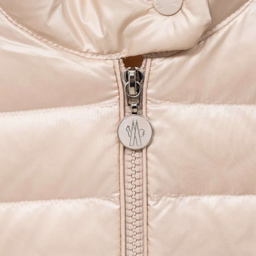 P720 top version (different currencies) Style: Moncler Moncler IGELLE series solid color zipper slim fit and thin waist rib down jacket (all made of national standard 90 goose down, sizes are all authentic digital sizes) Color: picture color Size: 1-2-3-4 Fabric: 90 goose down Accessories: full set of customized accessories No gender distinction, same style for men and women