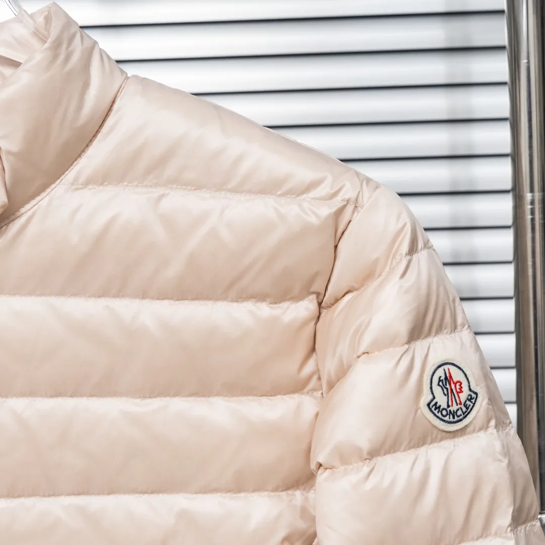P720 top version (different currencies) Style: Moncler Moncler IGELLE series solid color zipper slim fit and thin waist rib down jacket (all made of national standard 90 goose down, sizes are all authentic digital sizes) Color: picture color Size: 1-2-3-4 Fabric: 90 goose down Accessories: full set of customized accessories No gender distinction, same style for men and women