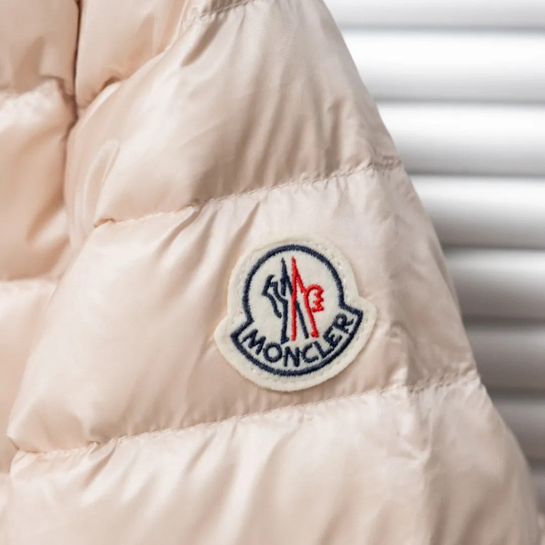 P720 top version (different currencies) Style: Moncler Moncler IGELLE series solid color zipper slim fit and thin waist rib down jacket (all made of national standard 90 goose down, sizes are all authentic digital sizes) Color: picture color Size: 1-2-3-4 Fabric: 90 goose down Accessories: full set of customized accessories No gender distinction, same style for men and women