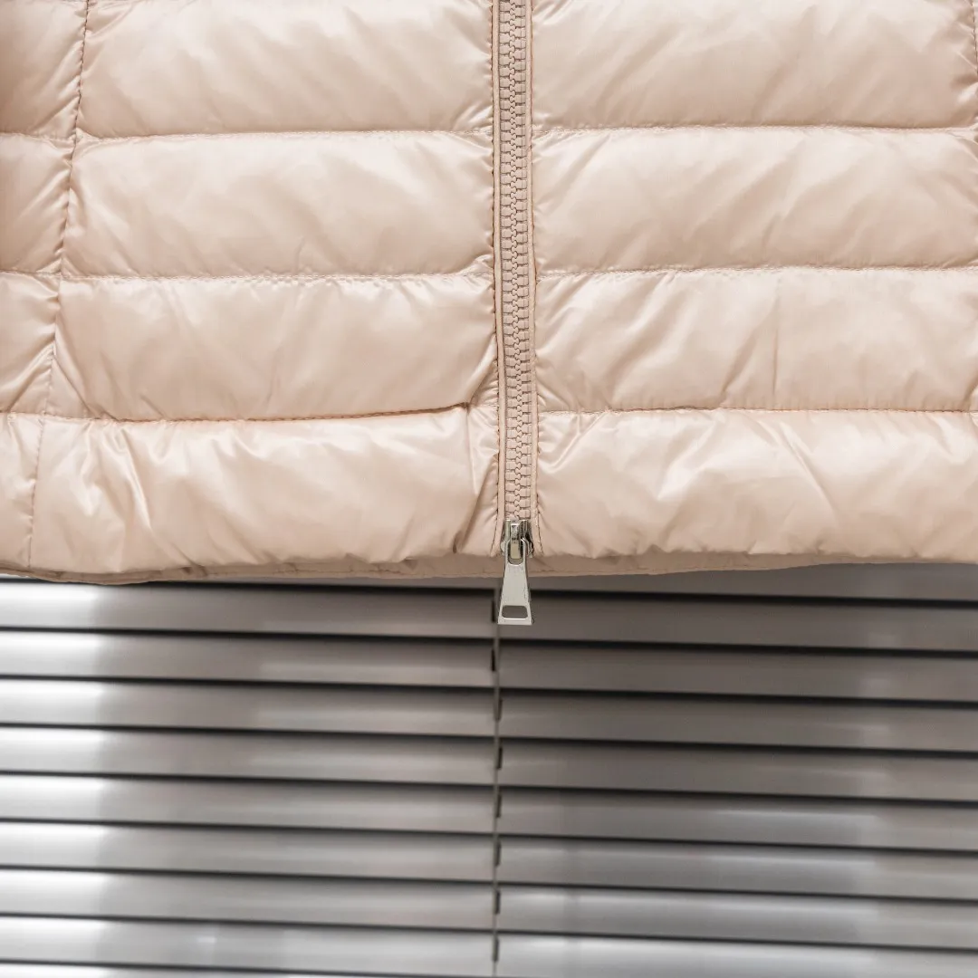 P720 top version (different currencies) Style: Moncler Moncler IGELLE series solid color zipper slim fit and thin waist rib down jacket (all made of national standard 90 goose down, sizes are all authentic digital sizes) Color: picture color Size: 1-2-3-4 Fabric: 90 goose down Accessories: full set of customized accessories No gender distinction, same style for men and women