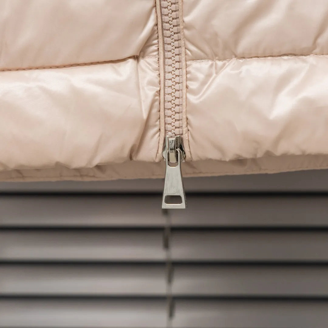 P720 top version (different currencies) Style: Moncler Moncler IGELLE series solid color zipper slim fit and thin waist rib down jacket (all made of national standard 90 goose down, sizes are all authentic digital sizes) Color: picture color Size: 1-2-3-4 Fabric: 90 goose down Accessories: full set of customized accessories No gender distinction, same style for men and women