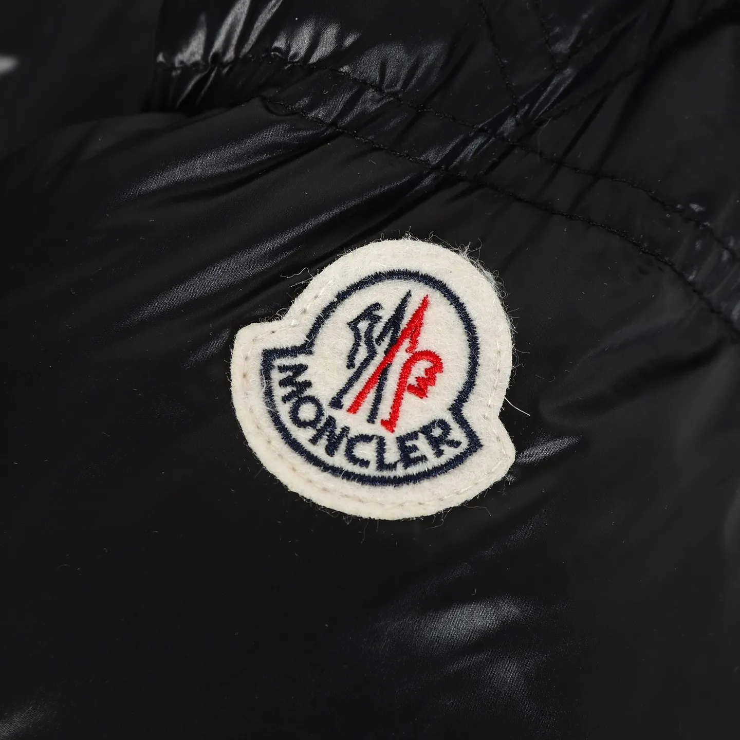 P920 Moncler/Meng Mouth Women's Square Quilted Hooded Short Down Jacket Fabric selection: Selected high-density super laqué nylon fabric, matched with lightweight down filling, and nylon lining design, which ensures excellent thermal performance while showing an avant-garde urban style.  Craftsmanship and details: The short silhouette is paired with innovative super laqué nylon fabric, which presents a unique glossy texture and perfectly blends functionality and fashion. Breakthrough asymmetrical tailoring, with double-button closure system. Three-dimensional geometric quilting technology, creating visual hierarchy through differentiated quilting sizes on the body and sleeves. Detachable and adjustable hood design to meet various dressing needs. Double closure system (zipper + snap button) ensures windproof and warm. Multifunctional storage space: zipper security pocket + snap-button chest pocket. Drawstring hem design, the tightness can be adjusted freely. 90 national standard high-quality white duck down: Selected high-loft down, weighing 210g, light and warm, with excellent temperature locking performance and good resilience.  Accessories: Customized armband Customized snap button Customized zipper puller Color: black/beige/green SIZE: 1/2/3/4