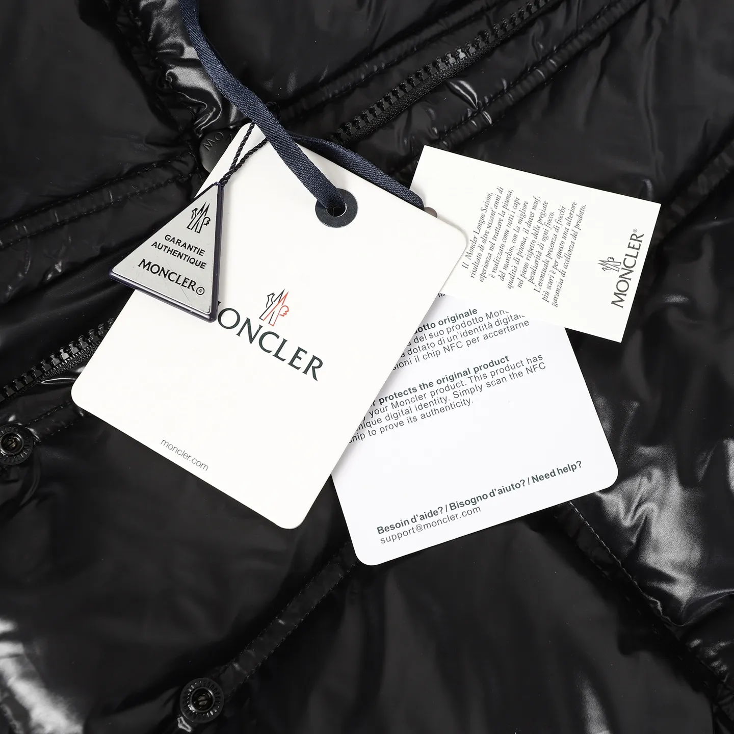 P920 Moncler/Meng Mouth Women's Square Quilted Hooded Short Down Jacket Fabric selection: Selected high-density super laqué nylon fabric, matched with lightweight down filling, and nylon lining design, which ensures excellent thermal performance while showing an avant-garde urban style.  Craftsmanship and details: The short silhouette is paired with innovative super laqué nylon fabric, which presents a unique glossy texture and perfectly blends functionality and fashion. Breakthrough asymmetrical tailoring, with double-button closure system. Three-dimensional geometric quilting technology, creating visual hierarchy through differentiated quilting sizes on the body and sleeves. Detachable and adjustable hood design to meet various dressing needs. Double closure system (zipper + snap button) ensures windproof and warm. Multifunctional storage space: zipper security pocket + snap-button chest pocket. Drawstring hem design, the tightness can be adjusted freely. 90 national standard high-quality white duck down: Selected high-loft down, weighing 210g, light and warm, with excellent temperature locking performance and good resilience.  Accessories: Customized armband Customized snap button Customized zipper puller Color: black/beige/green SIZE: 1/2/3/4