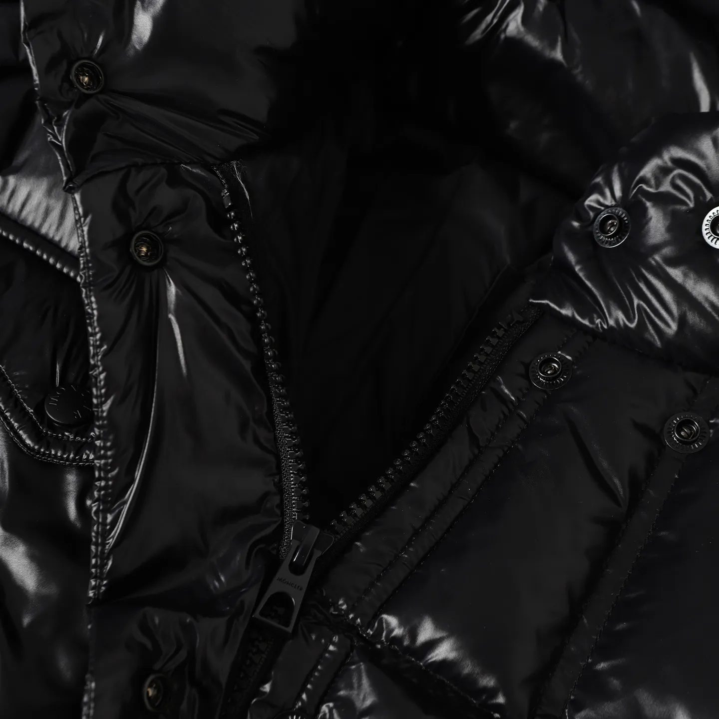 P920 Moncler/Meng Mouth Women's Square Quilted Hooded Short Down Jacket Fabric selection: Selected high-density super laqué nylon fabric, matched with lightweight down filling, and nylon lining design, which ensures excellent thermal performance while showing an avant-garde urban style.  Craftsmanship and details: The short silhouette is paired with innovative super laqué nylon fabric, which presents a unique glossy texture and perfectly blends functionality and fashion. Breakthrough asymmetrical tailoring, with double-button closure system. Three-dimensional geometric quilting technology, creating visual hierarchy through differentiated quilting sizes on the body and sleeves. Detachable and adjustable hood design to meet various dressing needs. Double closure system (zipper + snap button) ensures windproof and warm. Multifunctional storage space: zipper security pocket + snap-button chest pocket. Drawstring hem design, the tightness can be adjusted freely. 90 national standard high-quality white duck down: Selected high-loft down, weighing 210g, light and warm, with excellent temperature locking performance and good resilience.  Accessories: Customized armband Customized snap button Customized zipper puller Color: black/beige/green SIZE: 1/2/3/4