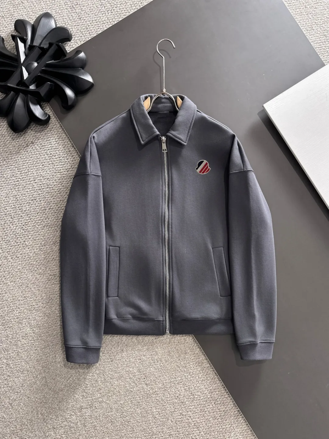 Next day delivery P460 High quality MONCLER/muzzle Exclusive debut of the new 25ss autumn and winter lapel zipper jacket Many stars have the same style. Craftsmanship that ordinary small workshops cannot copy. We are not afraid of any challenges in terms of materials, detail restoration and craftsmanship, just to provide everyone with wonderful products. Compare the top original versions at will. No expense is spared just to do better. Unique imported fabric feel. Purely imported German machine production. Precision operation and thousands of needle density. A full set of new accessories with three standards can be customized at the same time. The upper body is versatile and fashionable. The perfect choice for autumn and winter. The must-have item. Size chart: S to XXL (or state your height and weight when placing an order)
