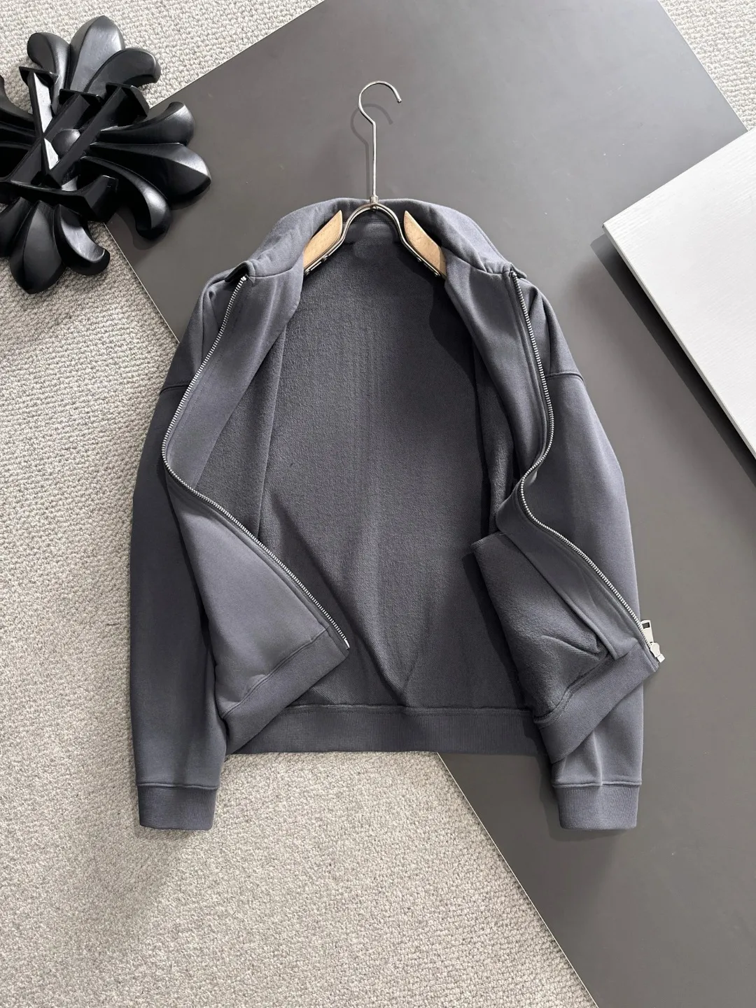 Next day delivery P460 High quality MONCLER/muzzle Exclusive debut of the new 25ss autumn and winter lapel zipper jacket Many stars have the same style. Craftsmanship that ordinary small workshops cannot copy. We are not afraid of any challenges in terms of materials, detail restoration and craftsmanship, just to provide everyone with wonderful products. Compare the top original versions at will. No expense is spared just to do better. Unique imported fabric feel. Purely imported German machine production. Precision operation and thousands of needle density. A full set of new accessories with three standards can be customized at the same time. The upper body is versatile and fashionable. The perfect choice for autumn and winter. The must-have item. Size chart: S to XXL (or state your height and weight when placing an order)