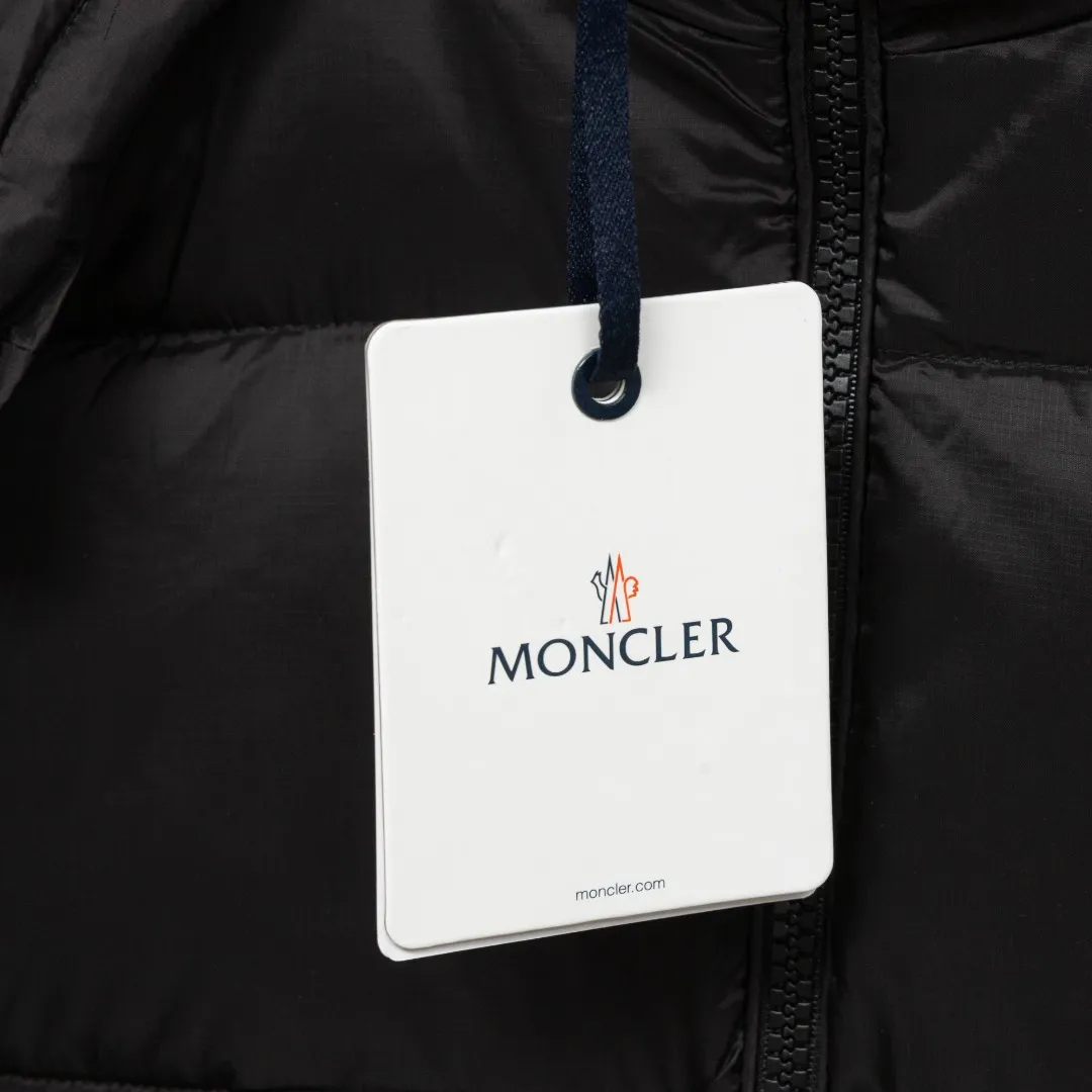 P920 top version (different currencies) Style: Moncler Moncler FW25 Couyere Hooded Short Down Jacket New Maya hooded zipper down jacket (all made of national standard 90 goose down, sizes are all authentic digital sizes) Color: Picture color Size: 1-2-3-4-5 Fabric: 90 goose down Accessories: Full set of customized accessories No gender distinction, same style for men and women