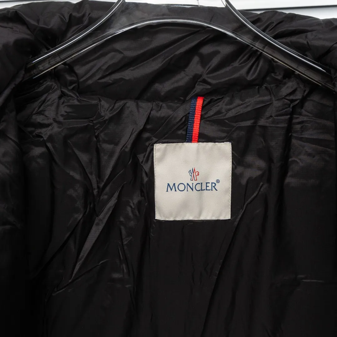 P920 top version (different currencies) Style: Moncler Moncler FW25 Couyere Hooded Short Down Jacket New Maya hooded zipper down jacket (all made of national standard 90 goose down, sizes are all authentic digital sizes) Color: Picture color Size: 1-2-3-4-5 Fabric: 90 goose down Accessories: Full set of customized accessories No gender distinction, same style for men and women