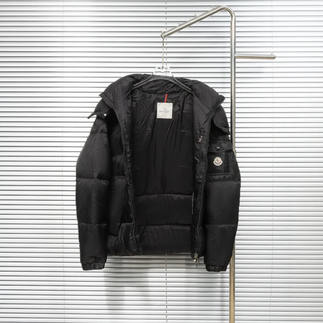 P920 top version (different currencies) Style: Moncler Moncler FW25 Couyere Hooded Short Down Jacket New Maya hooded zipper down jacket (all made of national standard 90 goose down, sizes are all authentic digital sizes) Color: Picture color Size: 1-2-3-4-5 Fabric: 90 goose down Accessories: Full set of customized accessories No gender distinction, same style for men and women