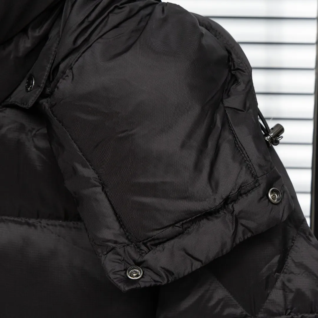 P920 top version (different currencies) Style: Moncler Moncler FW25 Couyere Hooded Short Down Jacket New Maya hooded zipper down jacket (all made of national standard 90 goose down, sizes are all authentic digital sizes) Color: Picture color Size: 1-2-3-4-5 Fabric: 90 goose down Accessories: Full set of customized accessories No gender distinction, same style for men and women