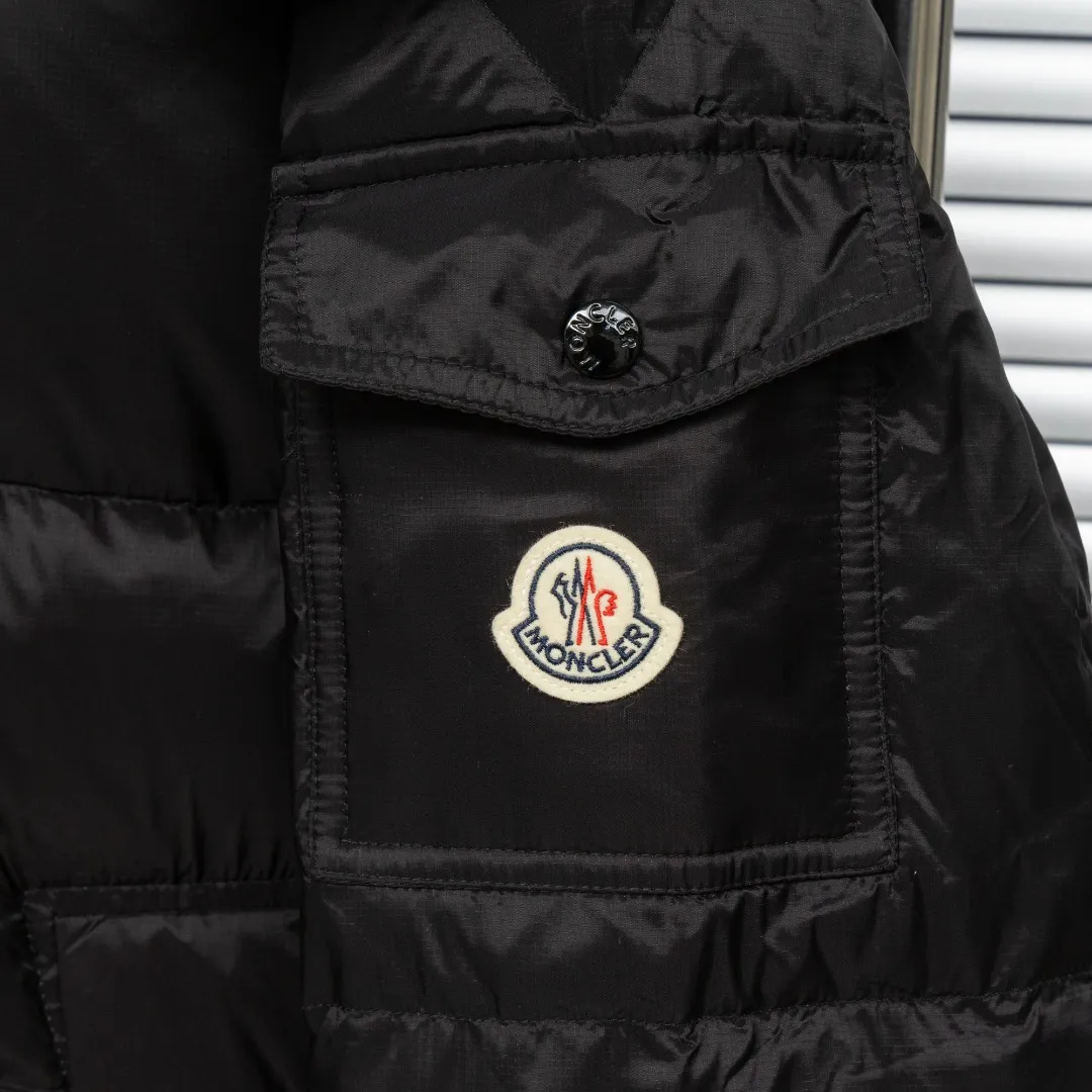 P920 top version (different currencies) Style: Moncler Moncler FW25 Couyere Hooded Short Down Jacket New Maya hooded zipper down jacket (all made of national standard 90 goose down, sizes are all authentic digital sizes) Color: Picture color Size: 1-2-3-4-5 Fabric: 90 goose down Accessories: Full set of customized accessories No gender distinction, same style for men and women