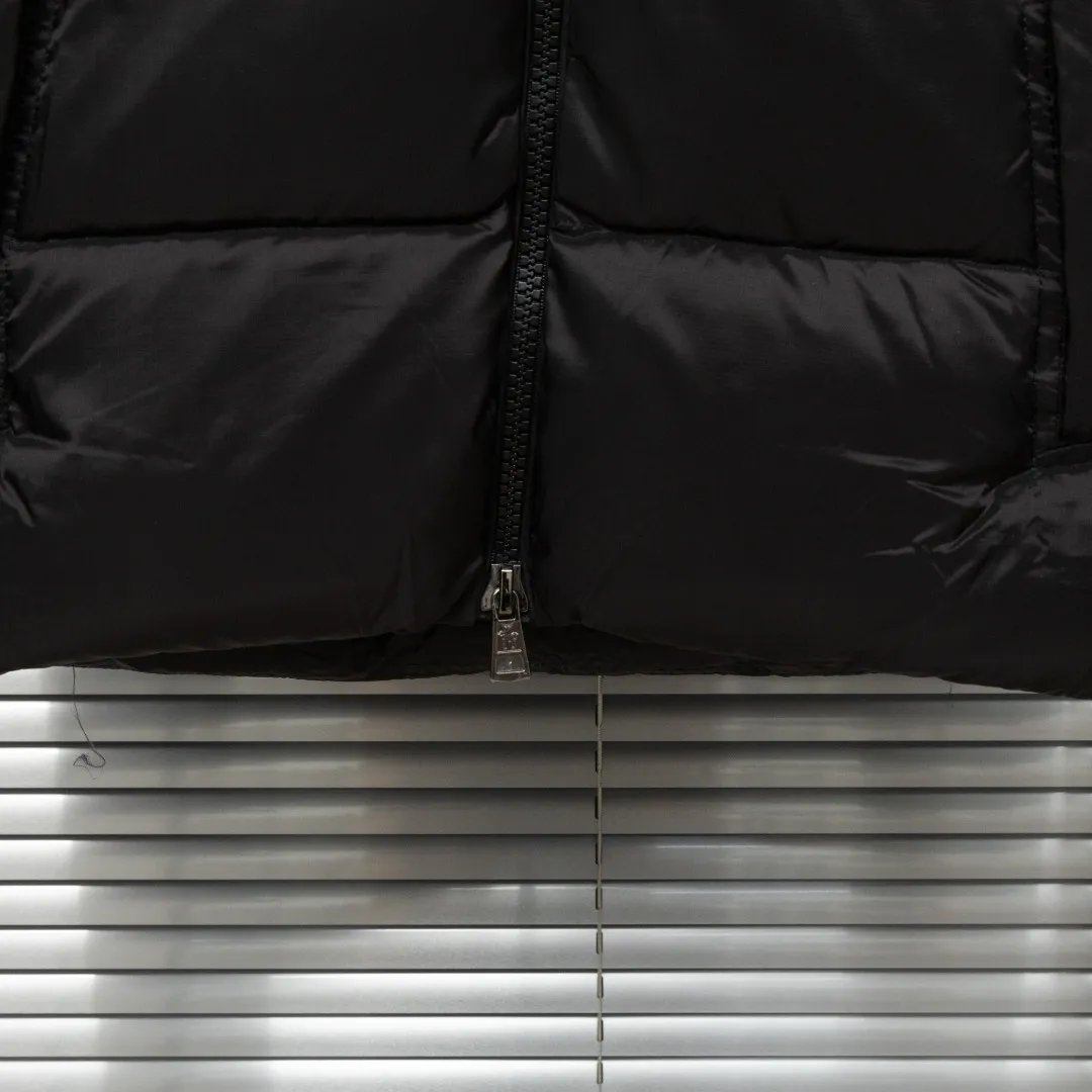 P920 top version (different currencies) Style: Moncler Moncler FW25 Couyere Hooded Short Down Jacket New Maya hooded zipper down jacket (all made of national standard 90 goose down, sizes are all authentic digital sizes) Color: Picture color Size: 1-2-3-4-5 Fabric: 90 goose down Accessories: Full set of customized accessories No gender distinction, same style for men and women