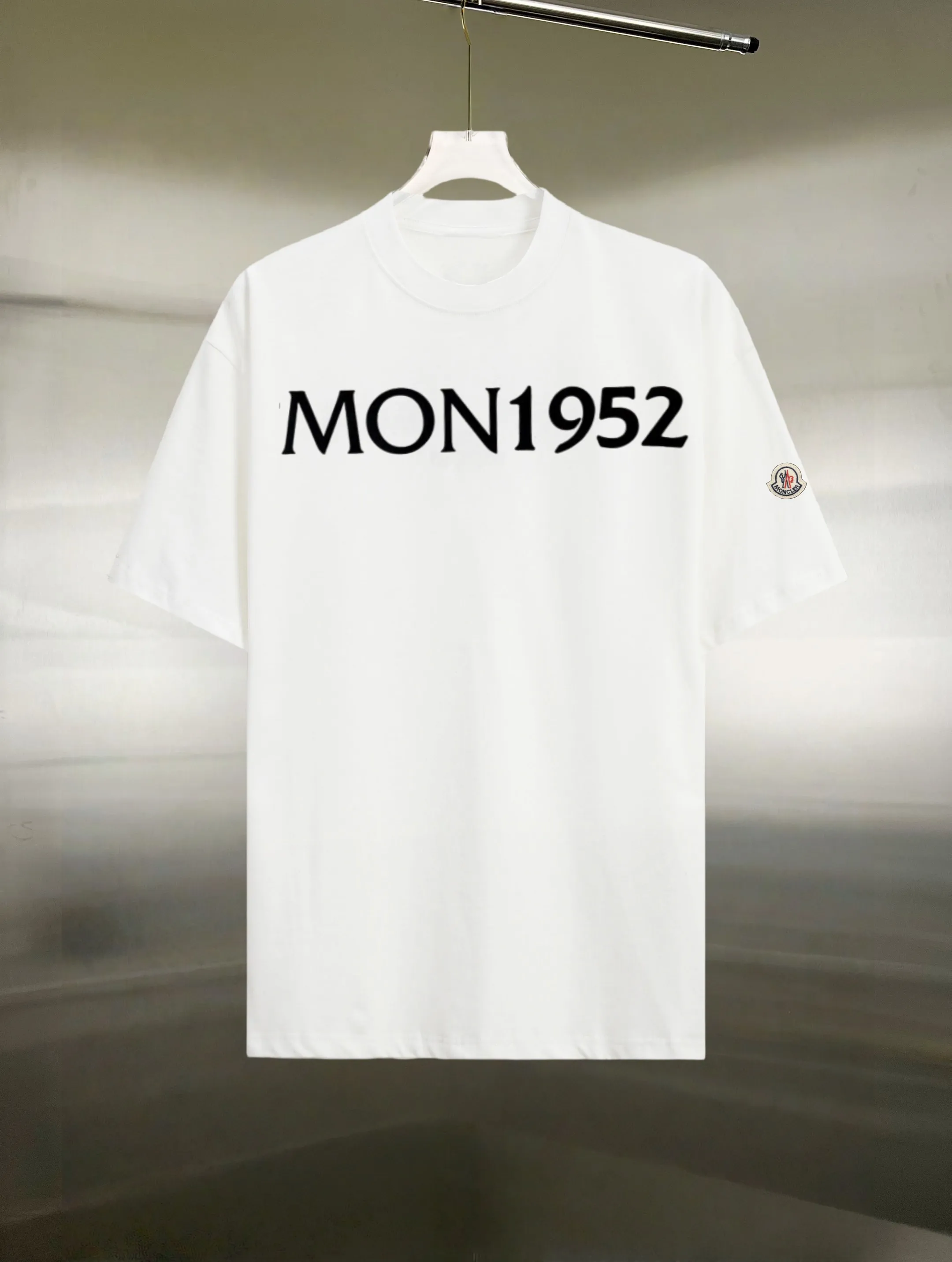 P130 Style: Moncler/muzzled short-sleeved T-shirt Fabric: 300g double yarn 100% cotton Rib: 320g Solona Process: Printing Color: White Black Size: S M L XL XXL No gender distinction, same style for men and women