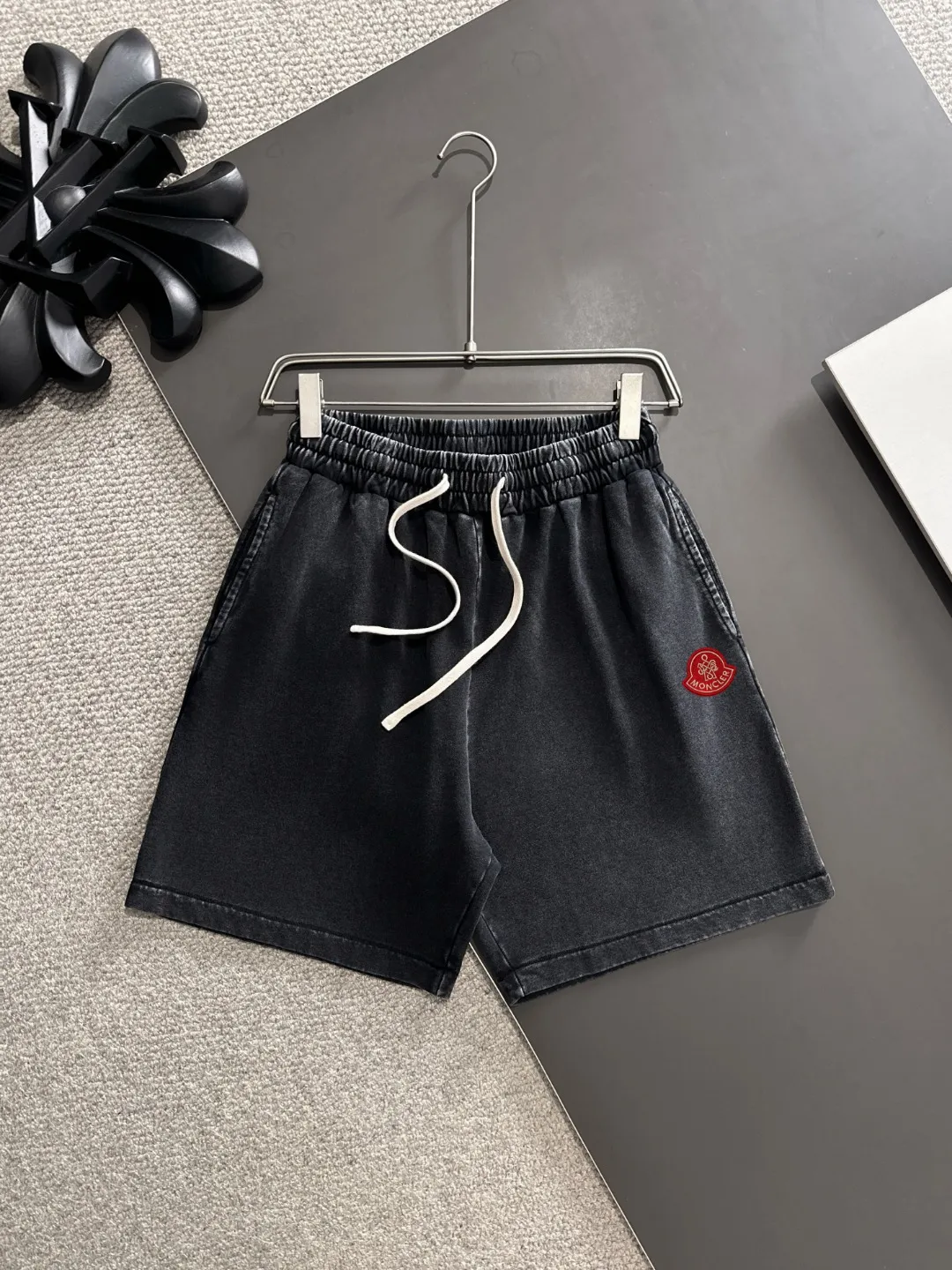 Next day shipment P300 High quality MONCLER/muzzle 2025 spring and summer new style high-definition elastic band casual solid color loose shorts, made with machines imported from Italy. The hem of the trousers is stitched with two needles. The stitching is fine and firm. The fabric is customized at the counter and has high breathability and comfort. The details are impeccable. The brand element design concept reflects high quality. It feels delicate and soft! It presents a casual cut and the upper body shape is great! Size: S-XXL