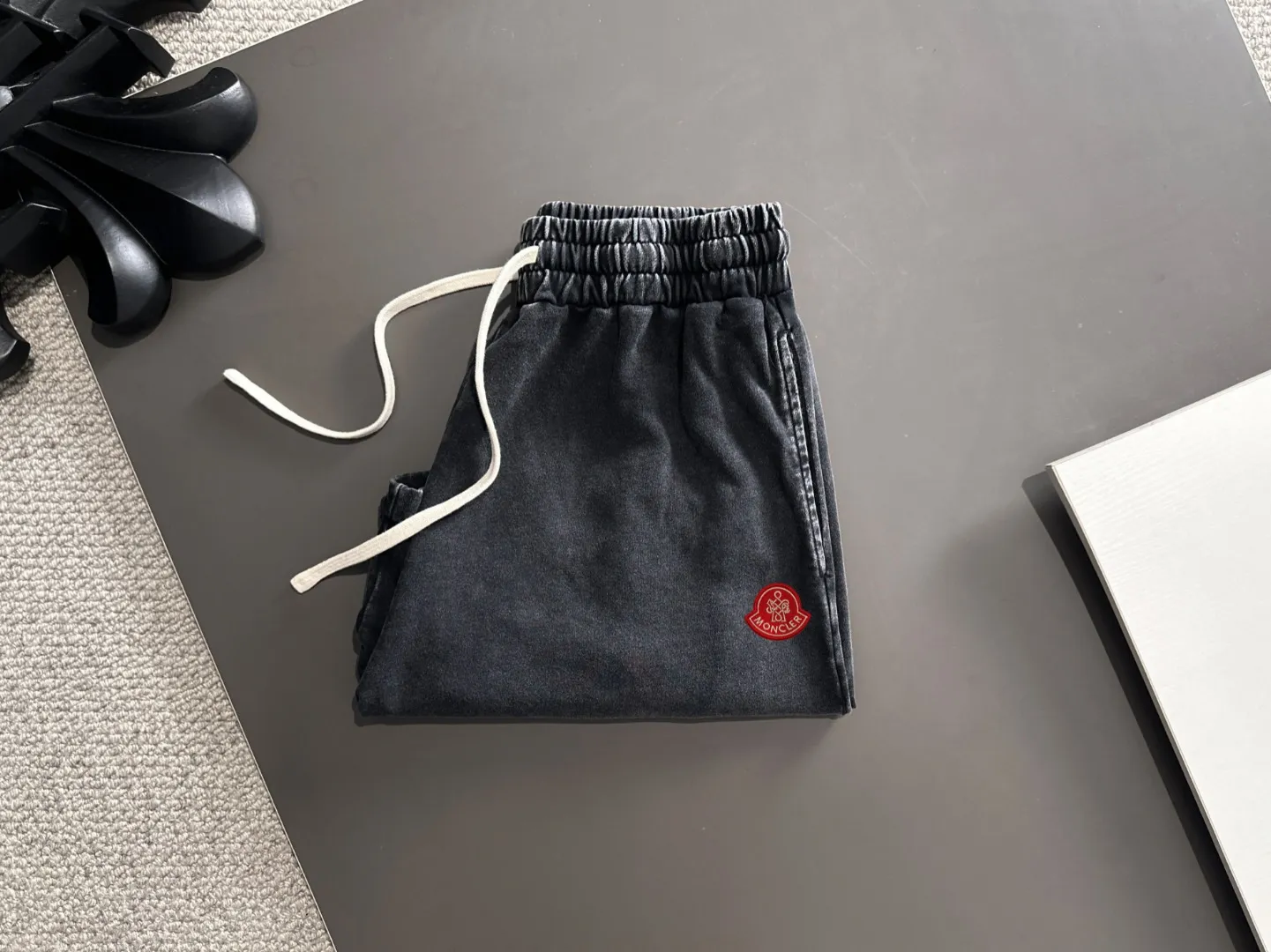 Next day shipment P300 High quality MONCLER/muzzle 2025 spring and summer new style high-definition elastic band casual solid color loose shorts, made with machines imported from Italy. The hem of the trousers is stitched with two needles. The stitching is fine and firm. The fabric is customized at the counter and has high breathability and comfort. The details are impeccable. The brand element design concept reflects high quality. It feels delicate and soft! It presents a casual cut and the upper body shape is great! Size: S-XXL