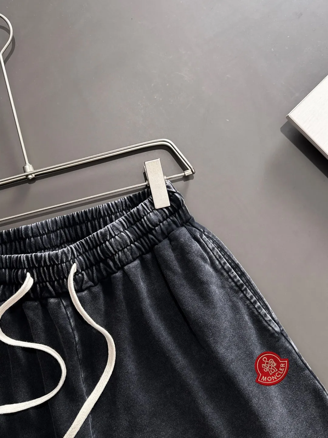 Next day shipment P300 High quality MONCLER/muzzle 2025 spring and summer new style high-definition elastic band casual solid color loose shorts, made with machines imported from Italy. The hem of the trousers is stitched with two needles. The stitching is fine and firm. The fabric is customized at the counter and has high breathability and comfort. The details are impeccable. The brand element design concept reflects high quality. It feels delicate and soft! It presents a casual cut and the upper body shape is great! Size: S-XXL
