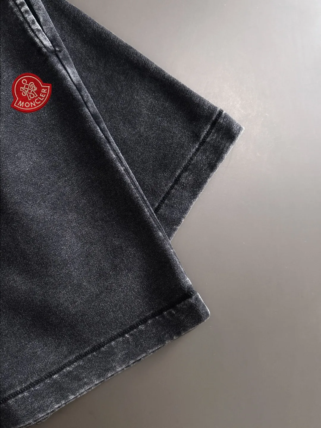 Next day shipment P300 High quality MONCLER/muzzle 2025 spring and summer new style high-definition elastic band casual solid color loose shorts, made with machines imported from Italy. The hem of the trousers is stitched with two needles. The stitching is fine and firm. The fabric is customized at the counter and has high breathability and comfort. The details are impeccable. The brand element design concept reflects high quality. It feels delicate and soft! It presents a casual cut and the upper body shape is great! Size: S-XXL