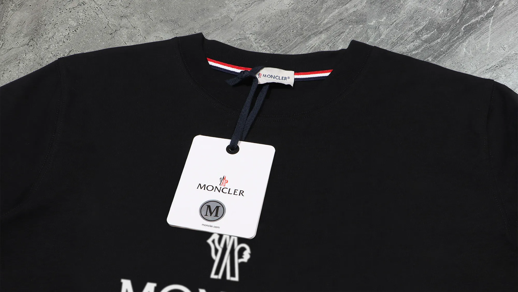 P210 High-version sweatshirt) [Long-term stock] 〖𝐌𝐎𝐍𝐂𝐋𝐄𝐑~Mask〗 Made of 440g heavy-weight fabric. It is different from the market currency. It can be matched with any variety and is properly handsome. 😎The whole dress is made of double waistcoats. The double waistcoats make the whole dress more three-dimensional. Not ordinary factories can do such fine work. 2025 Spring runway version of the T stage, on sale at the counter, round neck terry sweatshirt, high-end double-strand pure cotton, custom-made stretch ribs, dyed in the same vat, complete with three standards, matched with exquisite embroidered LOGO on the chest, simple and advanced, same style for men and women. Color: black, apricot, white, size: S M L XL 2XL