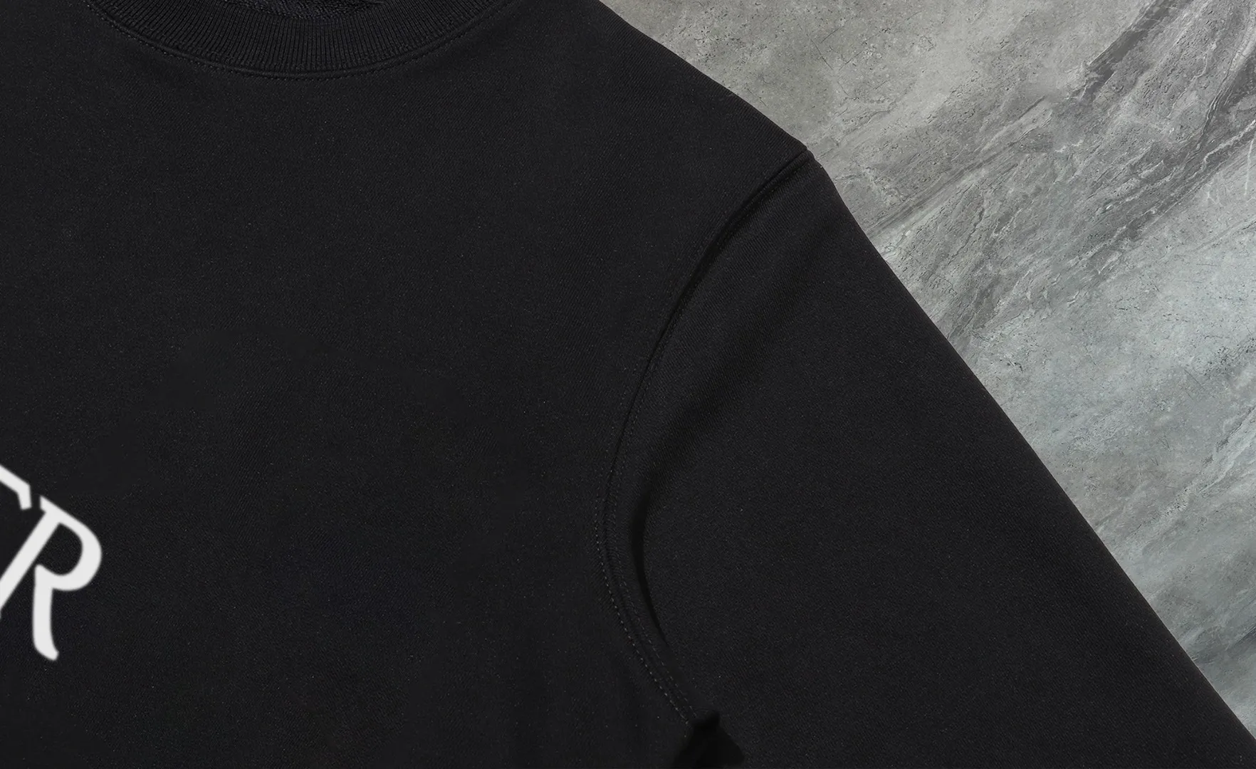 P210 High-version sweatshirt) [Long-term stock] 〖𝐌𝐎𝐍𝐂𝐋𝐄𝐑~Mask〗 Made of 440g heavy-weight fabric. It is different from the market currency. It can be matched with any variety and is properly handsome. 😎The whole dress is made of double waistcoats. The double waistcoats make the whole dress more three-dimensional. Not ordinary factories can do such fine work. 2025 Spring runway version of the T stage, on sale at the counter, round neck terry sweatshirt, high-end double-strand pure cotton, custom-made stretch ribs, dyed in the same vat, complete with three standards, matched with exquisite embroidered LOGO on the chest, simple and advanced, same style for men and women. Color: black, apricot, white, size: S M L XL 2XL