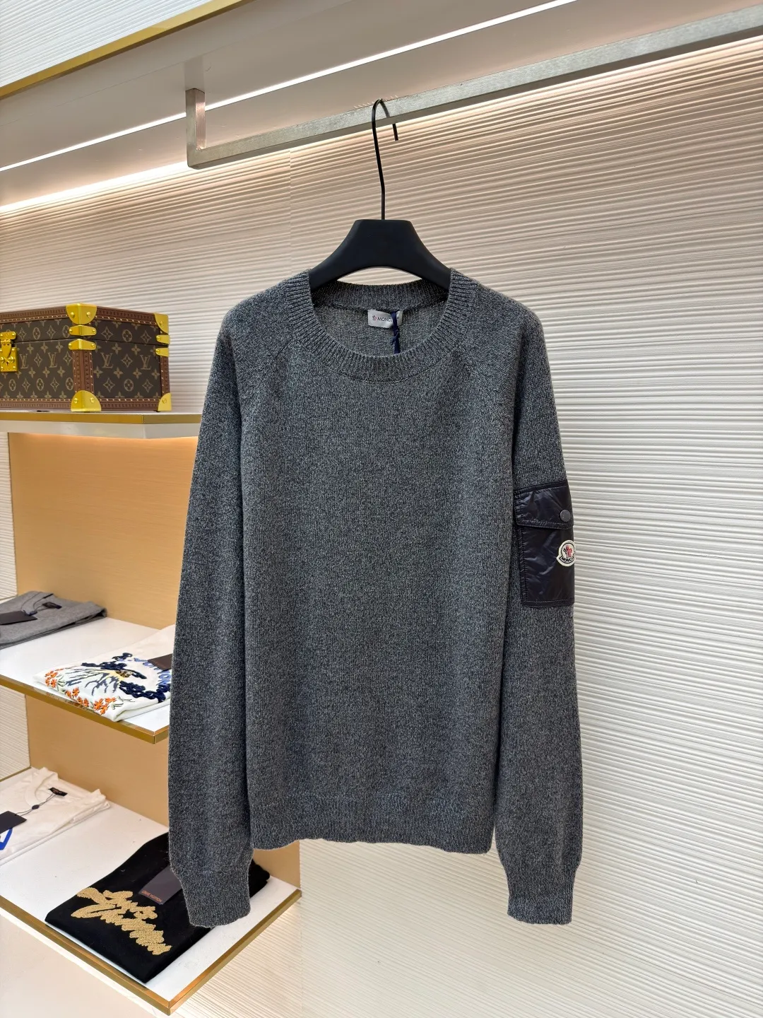 P420 Moncler masked round neck long-sleeved wool and cashmere sweater ●Original version: purchased and developed at 6950 ●Item number: 1681511-A75 ●Fabric: wool blended fabric ●Technology: knitted ●Color: gray ●Version: fitted version ●Weight: about 395 grams ●Size: S-M-L-XL ●Description: This Moncler wool knitted sweater is made of high-quality wool blend fabric, which is soft and elastic to the touch, with excellent warmth retention and breathability. The classic round neck design fits the curve of the neck and is comfortable to wear. The knitted texture on the surface of the clothes is fine and even, showing a natural gray tone, simple and elegant. The brand logo on the left sleeve adopts precise embroidery technology, with exquisite details and strong three-dimensional effect. Tailored fit to fit your body shape, showing an elegant and capable style. The ribbed design on the cuffs and hem not only increases wearing comfort, but also effectively prevents cold wind from intruding. Every stitch and thread is strictly controlled to ensure the durability and sophistication of the sweater. Whether it is a daily outing or a casual party, this sweater can be easily worn and is an indispensable fashion item in the wardrobe. The overall wiring is straight and delicate, the fabric is comfortable and soft, and the color is consistent without color difference. It can be matched with the same style to create a fashionable look and control various occasions. Customized accessories, complete with three standards, same style for men and women!