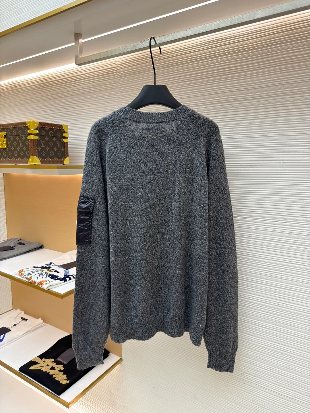 P420 Moncler masked round neck long-sleeved wool and cashmere sweater ●Original version: purchased and developed at 6950 ●Item number: 1681511-A75 ●Fabric: wool blended fabric ●Technology: knitted ●Color: gray ●Version: fitted version ●Weight: about 395 grams ●Size: S-M-L-XL ●Description: This Moncler wool knitted sweater is made of high-quality wool blend fabric, which is soft and elastic to the touch, with excellent warmth retention and breathability. The classic round neck design fits the curve of the neck and is comfortable to wear. The knitted texture on the surface of the clothes is fine and even, showing a natural gray tone, simple and elegant. The brand logo on the left sleeve adopts precise embroidery technology, with exquisite details and strong three-dimensional effect. Tailored fit to fit your body shape, showing an elegant and capable style. The ribbed design on the cuffs and hem not only increases wearing comfort, but also effectively prevents cold wind from intruding. Every stitch and thread is strictly controlled to ensure the durability and sophistication of the sweater. Whether it is a daily outing or a casual party, this sweater can be easily worn and is an indispensable fashion item in the wardrobe. The overall wiring is straight and delicate, the fabric is comfortable and soft, and the color is consistent without color difference. It can be matched with the same style to create a fashionable look and control various occasions. Customized accessories, complete with three standards, same style for men and women!