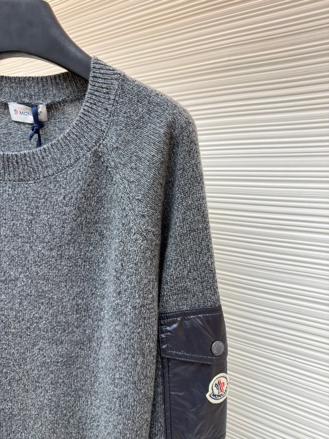 P420 Moncler masked round neck long-sleeved wool and cashmere sweater ●Original version: purchased and developed at 6950 ●Item number: 1681511-A75 ●Fabric: wool blended fabric ●Technology: knitted ●Color: gray ●Version: fitted version ●Weight: about 395 grams ●Size: S-M-L-XL ●Description: This Moncler wool knitted sweater is made of high-quality wool blend fabric, which is soft and elastic to the touch, with excellent warmth retention and breathability. The classic round neck design fits the curve of the neck and is comfortable to wear. The knitted texture on the surface of the clothes is fine and even, showing a natural gray tone, simple and elegant. The brand logo on the left sleeve adopts precise embroidery technology, with exquisite details and strong three-dimensional effect. Tailored fit to fit your body shape, showing an elegant and capable style. The ribbed design on the cuffs and hem not only increases wearing comfort, but also effectively prevents cold wind from intruding. Every stitch and thread is strictly controlled to ensure the durability and sophistication of the sweater. Whether it is a daily outing or a casual party, this sweater can be easily worn and is an indispensable fashion item in the wardrobe. The overall wiring is straight and delicate, the fabric is comfortable and soft, and the color is consistent without color difference. It can be matched with the same style to create a fashionable look and control various occasions. Customized accessories, complete with three standards, same style for men and women!
