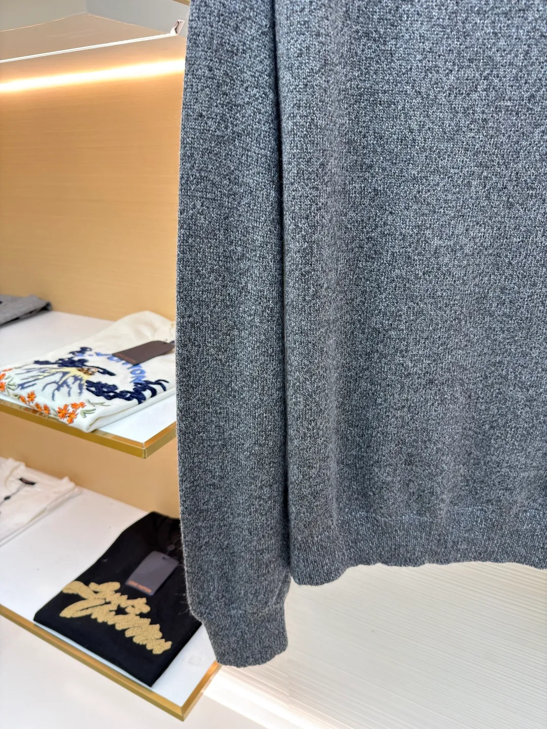 P420 Moncler masked round neck long-sleeved wool and cashmere sweater ●Original version: purchased and developed at 6950 ●Item number: 1681511-A75 ●Fabric: wool blended fabric ●Technology: knitted ●Color: gray ●Version: fitted version ●Weight: about 395 grams ●Size: S-M-L-XL ●Description: This Moncler wool knitted sweater is made of high-quality wool blend fabric, which is soft and elastic to the touch, with excellent warmth retention and breathability. The classic round neck design fits the curve of the neck and is comfortable to wear. The knitted texture on the surface of the clothes is fine and even, showing a natural gray tone, simple and elegant. The brand logo on the left sleeve adopts precise embroidery technology, with exquisite details and strong three-dimensional effect. Tailored fit to fit your body shape, showing an elegant and capable style. The ribbed design on the cuffs and hem not only increases wearing comfort, but also effectively prevents cold wind from intruding. Every stitch and thread is strictly controlled to ensure the durability and sophistication of the sweater. Whether it is a daily outing or a casual party, this sweater can be easily worn and is an indispensable fashion item in the wardrobe. The overall wiring is straight and delicate, the fabric is comfortable and soft, and the color is consistent without color difference. It can be matched with the same style to create a fashionable look and control various occasions. Customized accessories, complete with three standards, same style for men and women!