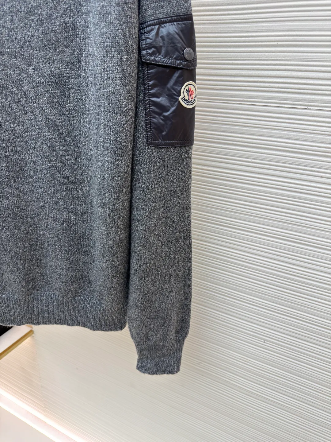 P420 Moncler masked round neck long-sleeved wool and cashmere sweater ●Original version: purchased and developed at 6950 ●Item number: 1681511-A75 ●Fabric: wool blended fabric ●Technology: knitted ●Color: gray ●Version: fitted version ●Weight: about 395 grams ●Size: S-M-L-XL ●Description: This Moncler wool knitted sweater is made of high-quality wool blend fabric, which is soft and elastic to the touch, with excellent warmth retention and breathability. The classic round neck design fits the curve of the neck and is comfortable to wear. The knitted texture on the surface of the clothes is fine and even, showing a natural gray tone, simple and elegant. The brand logo on the left sleeve adopts precise embroidery technology, with exquisite details and strong three-dimensional effect. Tailored fit to fit your body shape, showing an elegant and capable style. The ribbed design on the cuffs and hem not only increases wearing comfort, but also effectively prevents cold wind from intruding. Every stitch and thread is strictly controlled to ensure the durability and sophistication of the sweater. Whether it is a daily outing or a casual party, this sweater can be easily worn and is an indispensable fashion item in the wardrobe. The overall wiring is straight and delicate, the fabric is comfortable and soft, and the color is consistent without color difference. It can be matched with the same style to create a fashionable look and control various occasions. Customized accessories, complete with three standards, same style for men and women!