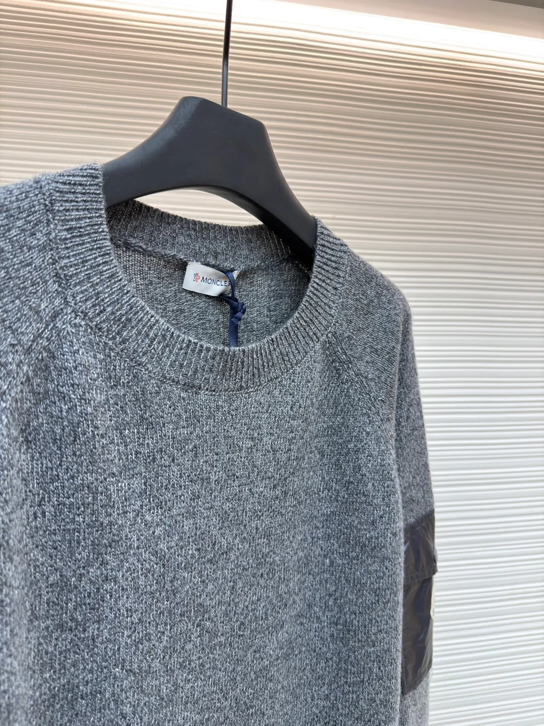 P420 Moncler masked round neck long-sleeved wool and cashmere sweater ●Original version: purchased and developed at 6950 ●Item number: 1681511-A75 ●Fabric: wool blended fabric ●Technology: knitted ●Color: gray ●Version: fitted version ●Weight: about 395 grams ●Size: S-M-L-XL ●Description: This Moncler wool knitted sweater is made of high-quality wool blend fabric, which is soft and elastic to the touch, with excellent warmth retention and breathability. The classic round neck design fits the curve of the neck and is comfortable to wear. The knitted texture on the surface of the clothes is fine and even, showing a natural gray tone, simple and elegant. The brand logo on the left sleeve adopts precise embroidery technology, with exquisite details and strong three-dimensional effect. Tailored fit to fit your body shape, showing an elegant and capable style. The ribbed design on the cuffs and hem not only increases wearing comfort, but also effectively prevents cold wind from intruding. Every stitch and thread is strictly controlled to ensure the durability and sophistication of the sweater. Whether it is a daily outing or a casual party, this sweater can be easily worn and is an indispensable fashion item in the wardrobe. The overall wiring is straight and delicate, the fabric is comfortable and soft, and the color is consistent without color difference. It can be matched with the same style to create a fashionable look and control various occasions. Customized accessories, complete with three standards, same style for men and women!