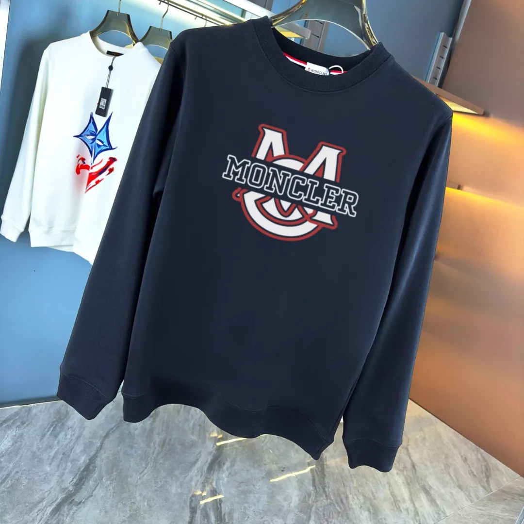 P210 High-version sweatshirt) [Long-term stock] 〖𝐌𝐎𝐍𝐂𝐋𝐄𝐑~Mask〗 Made of 440g heavy-weight fabric. It is different from the market currency. It can be matched with any variety and is properly handsome. 😎The whole dress is made of double waistcoats. The double waistcoats make the whole dress more three-dimensional. Not ordinary factories can do such fine work. 2025 Spring runway version of the T stage, on sale at the counter, round neck terry sweatshirt, high-end double-strand pure cotton, custom-made stretch ribs, dyed in the same vat, complete with three standards, matched with exquisite embroidered LOGO on the chest, simple and advanced, same style for men and women. Color: black, apricot, white, size: S M L XL 2XL