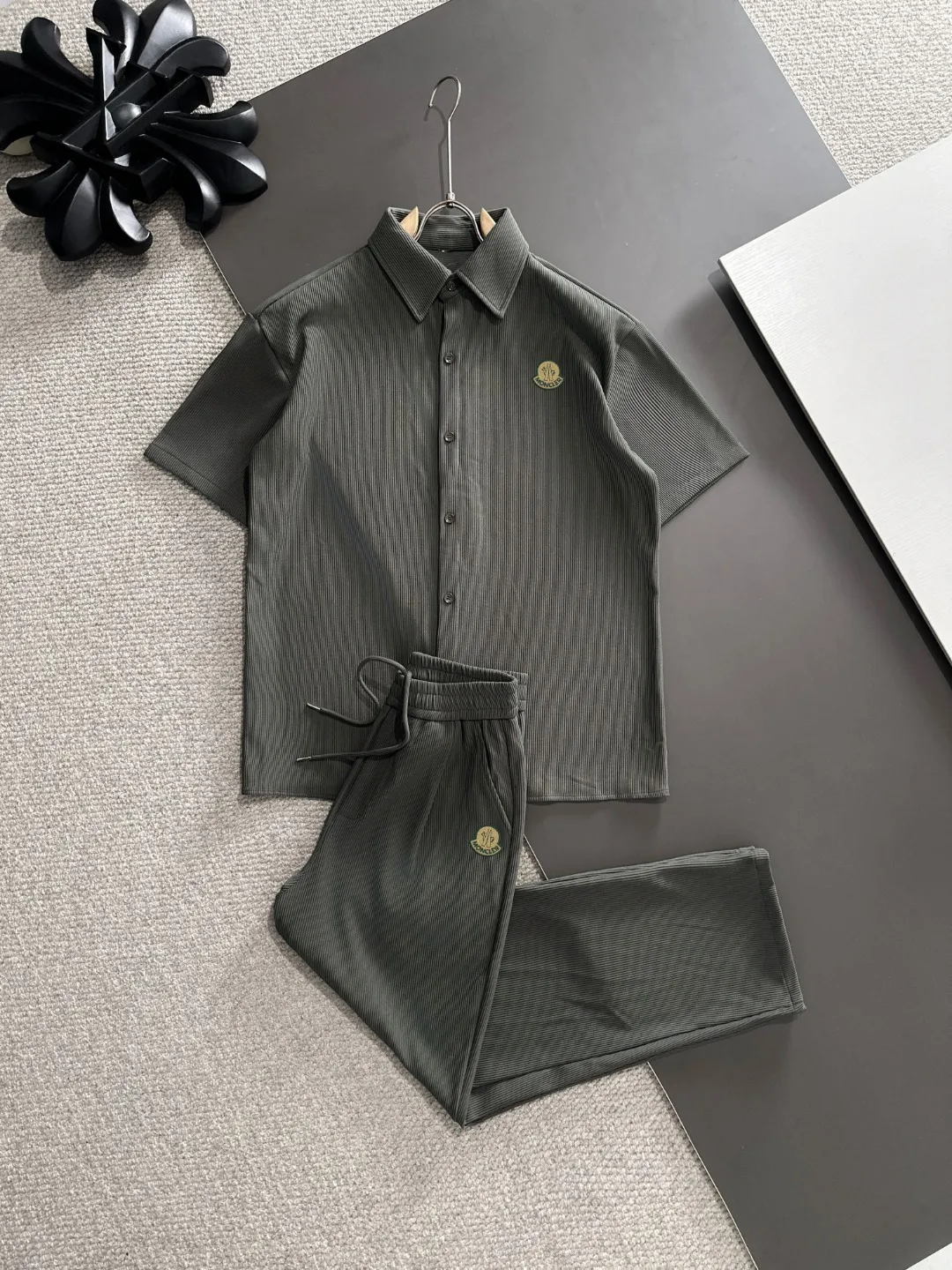 Next day shipping P520 MONCLER/Mongolian high quality 2025 spring and summer new casual heavy industry trousers suit exclusively developed by yb! High quality production! Imported custom-made fabrics for foreign orders, with high breathability and comfort, impeccable details, brand element design concept, delicate and soft feel! It presents a casual cut and the upper body shape is great! On sale simultaneously on the official website! From a high-end men's positioning brand, the low-key luxury taste is irresistible! Exquisite workmanship and impeccable quality! The overall style is simple, fashionable and timeless, fully meeting the requirements of stylish and tasteful dressing! Size: M-XXXL
