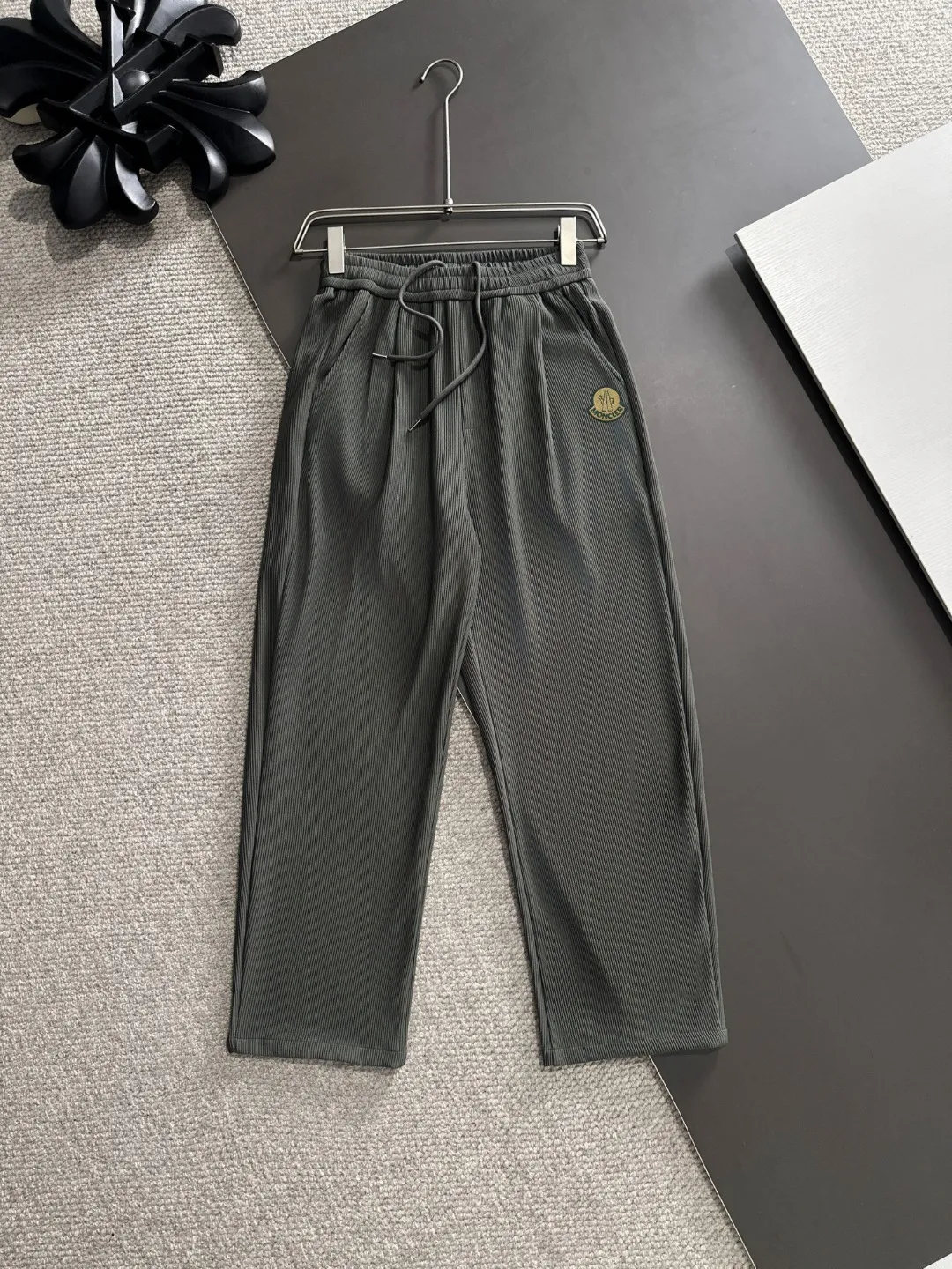 Next day shipping P520 MONCLER/Mongolian high quality 2025 spring and summer new casual heavy industry trousers suit exclusively developed by yb! High quality production! Imported custom-made fabrics for foreign orders, with high breathability and comfort, impeccable details, brand element design concept, delicate and soft feel! It presents a casual cut and the upper body shape is great! On sale simultaneously on the official website! From a high-end men's positioning brand, the low-key luxury taste is irresistible! Exquisite workmanship and impeccable quality! The overall style is simple, fashionable and timeless, fully meeting the requirements of stylish and tasteful dressing! Size: M-XXXL