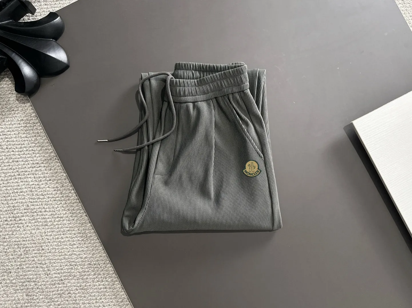Next day shipping P520 MONCLER/Mongolian high quality 2025 spring and summer new casual heavy industry trousers suit exclusively developed by yb! High quality production! Imported custom-made fabrics for foreign orders, with high breathability and comfort, impeccable details, brand element design concept, delicate and soft feel! It presents a casual cut and the upper body shape is great! On sale simultaneously on the official website! From a high-end men's positioning brand, the low-key luxury taste is irresistible! Exquisite workmanship and impeccable quality! The overall style is simple, fashionable and timeless, fully meeting the requirements of stylish and tasteful dressing! Size: M-XXXL