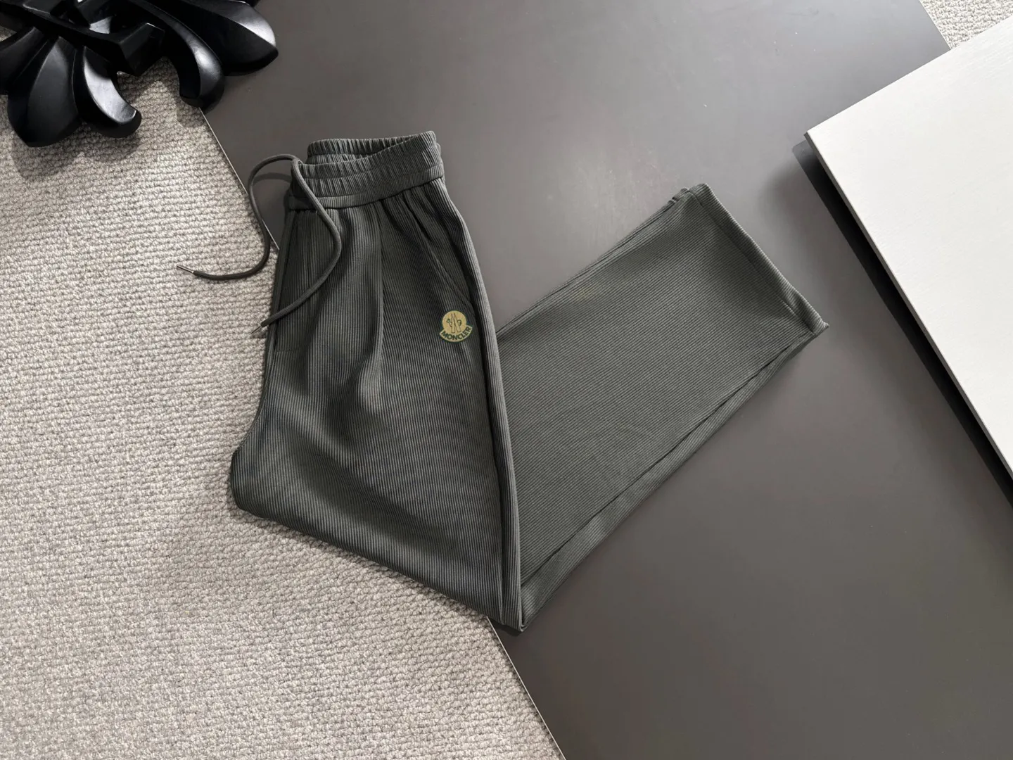 Next day shipping P520 MONCLER/Mongolian high quality 2025 spring and summer new casual heavy industry trousers suit exclusively developed by yb! High quality production! Imported custom-made fabrics for foreign orders, with high breathability and comfort, impeccable details, brand element design concept, delicate and soft feel! It presents a casual cut and the upper body shape is great! On sale simultaneously on the official website! From a high-end men's positioning brand, the low-key luxury taste is irresistible! Exquisite workmanship and impeccable quality! The overall style is simple, fashionable and timeless, fully meeting the requirements of stylish and tasteful dressing! Size: M-XXXL