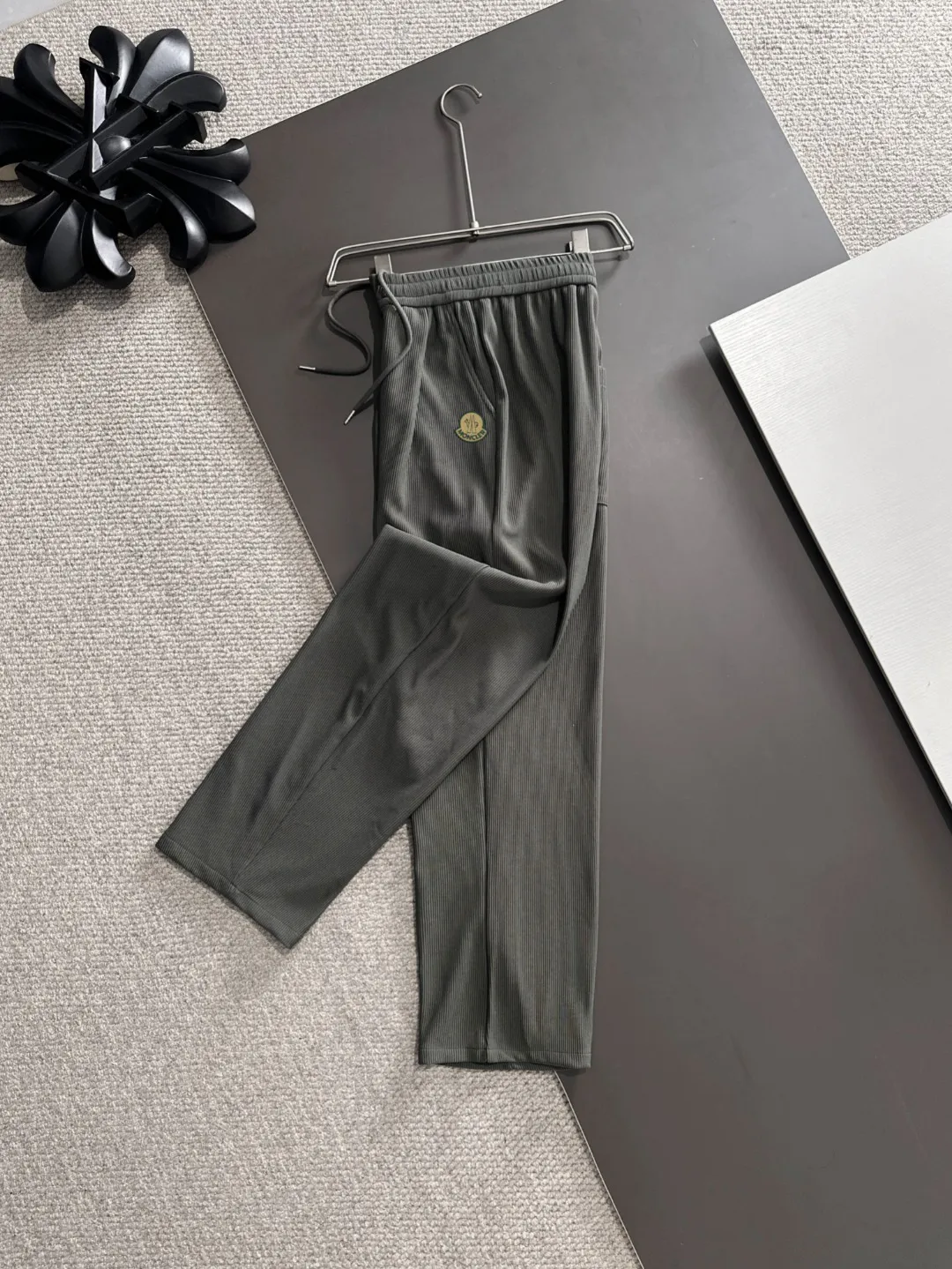 Next day shipping P520 MONCLER/Mongolian high quality 2025 spring and summer new casual heavy industry trousers suit exclusively developed by yb! High quality production! Imported custom-made fabrics for foreign orders, with high breathability and comfort, impeccable details, brand element design concept, delicate and soft feel! It presents a casual cut and the upper body shape is great! On sale simultaneously on the official website! From a high-end men's positioning brand, the low-key luxury taste is irresistible! Exquisite workmanship and impeccable quality! The overall style is simple, fashionable and timeless, fully meeting the requirements of stylish and tasteful dressing! Size: M-XXXL