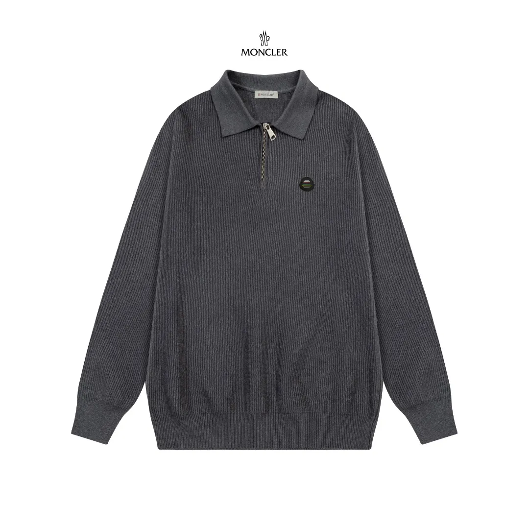 P250 Moncler masked zipper lapel sweater, the latest 2025 casual Polo wool sweater.  The texture is delicate, soft and comfortable, skin-friendly and warm, not easy to deform, simple and high-end style, and the logo on the chest is very exquisite and perfect! The upper body effect is very strong 👍 Color: black, gray Size: S-XL