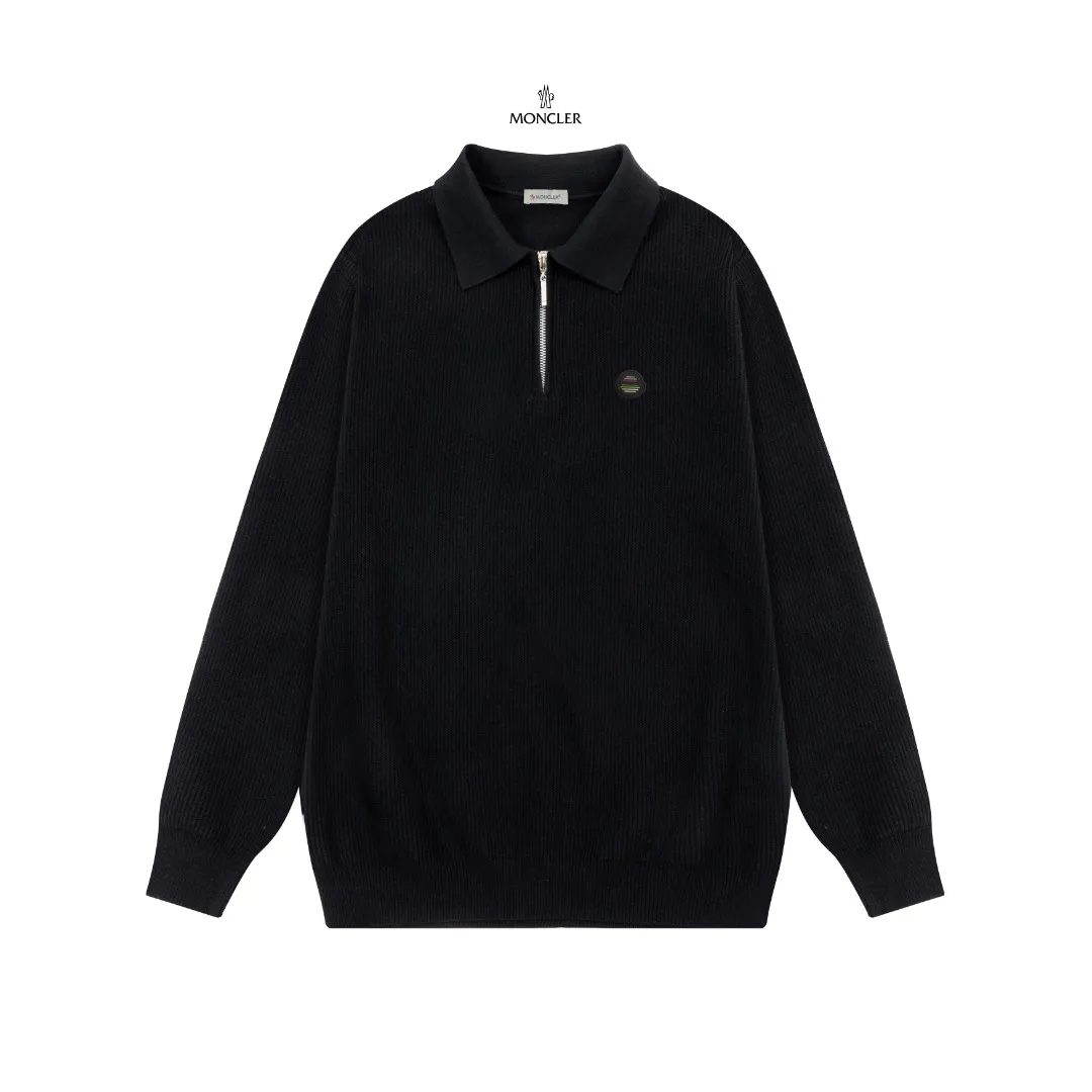 P250 Moncler masked zipper lapel sweater, the latest 2025 casual Polo wool sweater.  The texture is delicate, soft and comfortable, skin-friendly and warm, not easy to deform, simple and high-end style, and the logo on the chest is very exquisite and perfect! The upper body effect is very strong 👍 Color: black, gray Size: S-XL