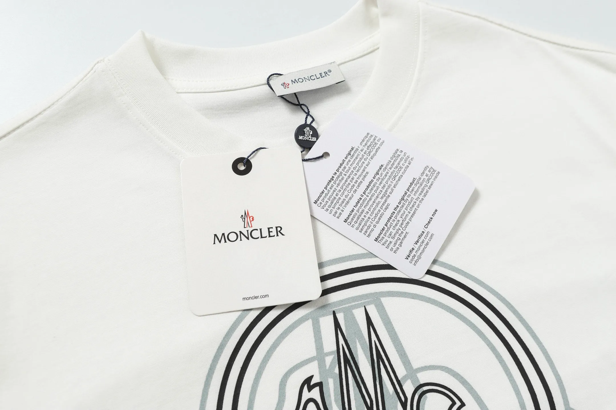 P134 Style No.: 843 〈MONCLER〉The price of the hood is actually quite advantageous. Those who have been to the counters should all know that the price of the hood is not much cheaper than Gucci Burberry. It is just relatively low-key and unwilling to hype. It is a picture that you will buy or not. It has an aloof existence... Exclusively customized 270 grams of 32-count double yarn smooth cotton. The texture is very soft and comfortable. 100% different from the top fabrics in the market (does not shrink, deform, or pill). Matched with 320g 1*1 thread (fabric threads are dyed in the same vat, no color difference, threads are not easy to deform) Color: Black White Size: S-XL