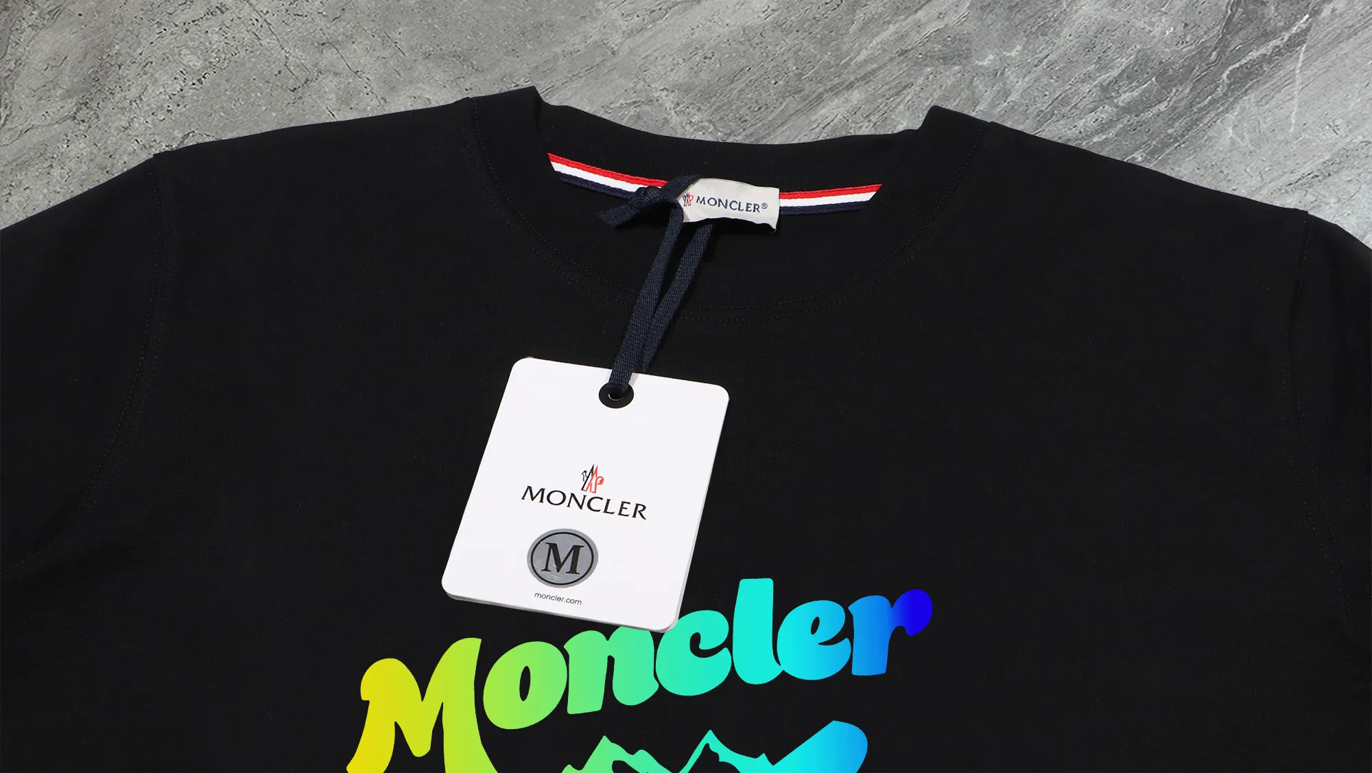 P140 💰Upgraded version "Mobile phone smart sensor ~ NFC chip armband ~ direct access to the official website for anti-counterfeiting" "Moncler ~ Mouth Mouth" 2025 new high-quality round neck short-sleeved T-shirt. The cuffs have imported embroidered labels. Customized dyeing, very comfortable to touch. Super versatile and good-looking short-sleeved. Complete with three labels. Non-market ordinary version. Feel free to compare. Quality is absolutely guaranteed! ‼ First of all, this original fabric is all custom-woven with 32-count double yarn fabric, 250G, and the weight is the same‼ Fine workmanship, double waistcoat method, double waistcoat method, double waistcoat method makes the whole dress more three-dimensional, which is not a craft that ordinary T-shirts can achieve🤪 Size: S-M-L-XL-2XL Color: black, white, apricot, same style for men and women