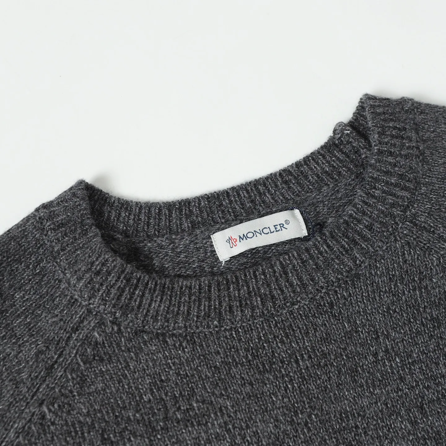 P410 MONCLER round neck long-sleeved wool and cashmere sweater ●Authentic 6950 purchase and development ●30% wool double-ply blended wool ●Custom-dyed nylon windbreaker material ●Using Japanese imported loom (silver flute) seven needles ●Wool enzyme washing ●Template embroidery ●Customized 1:1 chapter ●Customized 1:1 buttons ●Customized 1:1 trademark ●Fit-fitting version ●Size: S M L XL ●Dry cleaning is recommended (this product is made of wool and is not easy to machine wash)