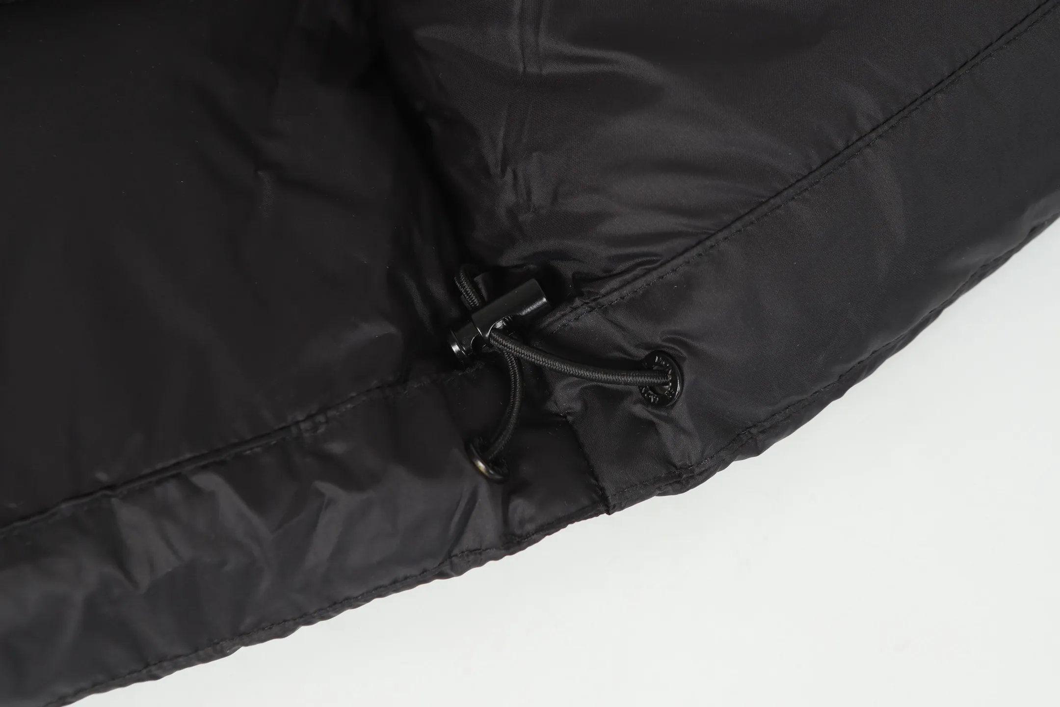 P740 Moncler / Moncler SS24 Large Logo Moncler Moncler Label Classic Stand Collar Logo Down Jacket Exclusive version for the entire network, feel free to compare any quality on the market ❗️ The fabric is made of original and consistent customer-supplied fabrics, with added three-proof technology, windproof and waterproof, classic style, no matter how you wear it, you can’t go wrong! ! Filled with high-quality 80 white duck down, the fluffiness is perfect 💯, and it is definitely not the kind of scum that doesn’t bounce back when pressed and has no fullness! ! It feels very, very good! Great fit! Make sure your upper body is light! Differentiate from the currency version on the market! Classic stand collar down jacket, all washed accessories are OEM original 1:1 mold customization! ! It locks in heat and keeps it warm, and the sense of luxury is self-evident! ! Ten stars ⭐recommended must deposit✅✅ Professionals from major foreign trade factories Assembly line operation Quality control guarantee Accessories: Customized original main mark Washed Brand packaging bag Color: Black Code number: 1 2 3 4 5