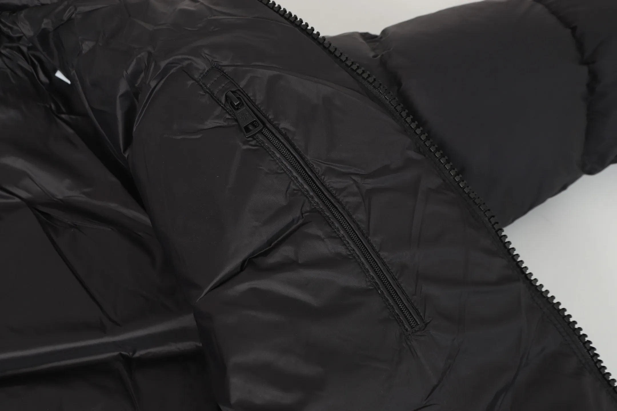P740 Moncler / Moncler SS24 Large Logo Moncler Moncler Label Classic Stand Collar Logo Down Jacket Exclusive version for the entire network, feel free to compare any quality on the market ❗️ The fabric is made of original and consistent customer-supplied fabrics, with added three-proof technology, windproof and waterproof, classic style, no matter how you wear it, you can’t go wrong! ! Filled with high-quality 80 white duck down, the fluffiness is perfect 💯, and it is definitely not the kind of scum that doesn’t bounce back when pressed and has no fullness! ! It feels very, very good! Great fit! Make sure your upper body is light! Differentiate from the currency version on the market! Classic stand collar down jacket, all washed accessories are OEM original 1:1 mold customization! ! It locks in heat and keeps it warm, and the sense of luxury is self-evident! ! Ten stars ⭐recommended must deposit✅✅ Professionals from major foreign trade factories Assembly line operation Quality control guarantee Accessories: Customized original main mark Washed Brand packaging bag Color: Black Code number: 1 2 3 4 5