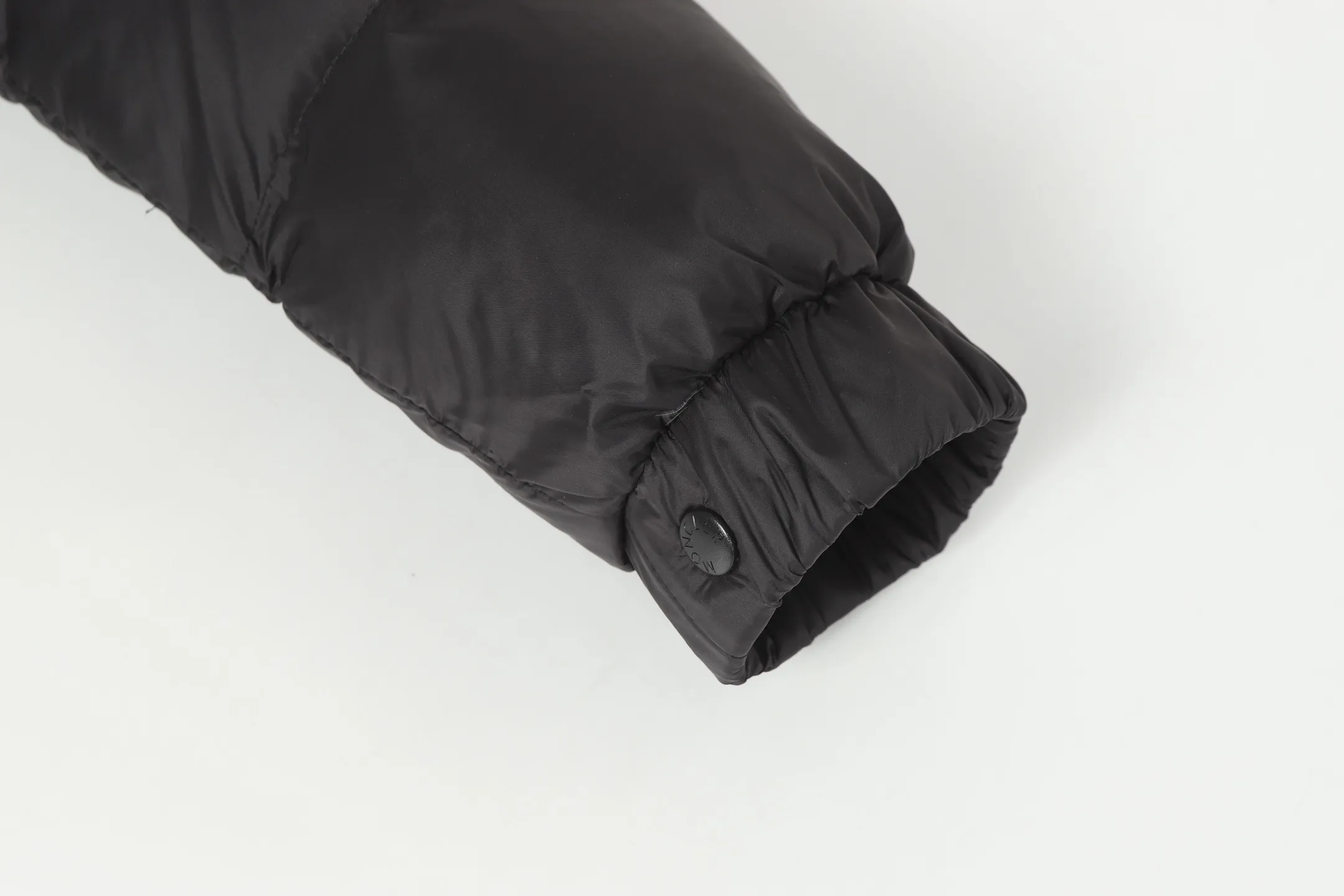 P740 Moncler / Moncler SS24 Large Logo Moncler Moncler Label Classic Stand Collar Logo Down Jacket Exclusive version for the entire network, feel free to compare any quality on the market ❗️ The fabric is made of original and consistent customer-supplied fabrics, with added three-proof technology, windproof and waterproof, classic style, no matter how you wear it, you can’t go wrong! ! Filled with high-quality 80 white duck down, the fluffiness is perfect 💯, and it is definitely not the kind of scum that doesn’t bounce back when pressed and has no fullness! ! It feels very, very good! Great fit! Make sure your upper body is light! Differentiate from the currency version on the market! Classic stand collar down jacket, all washed accessories are OEM original 1:1 mold customization! ! It locks in heat and keeps it warm, and the sense of luxury is self-evident! ! Ten stars ⭐recommended must deposit✅✅ Professionals from major foreign trade factories Assembly line operation Quality control guarantee Accessories: Customized original main mark Washed Brand packaging bag Color: Black Code number: 1 2 3 4 5