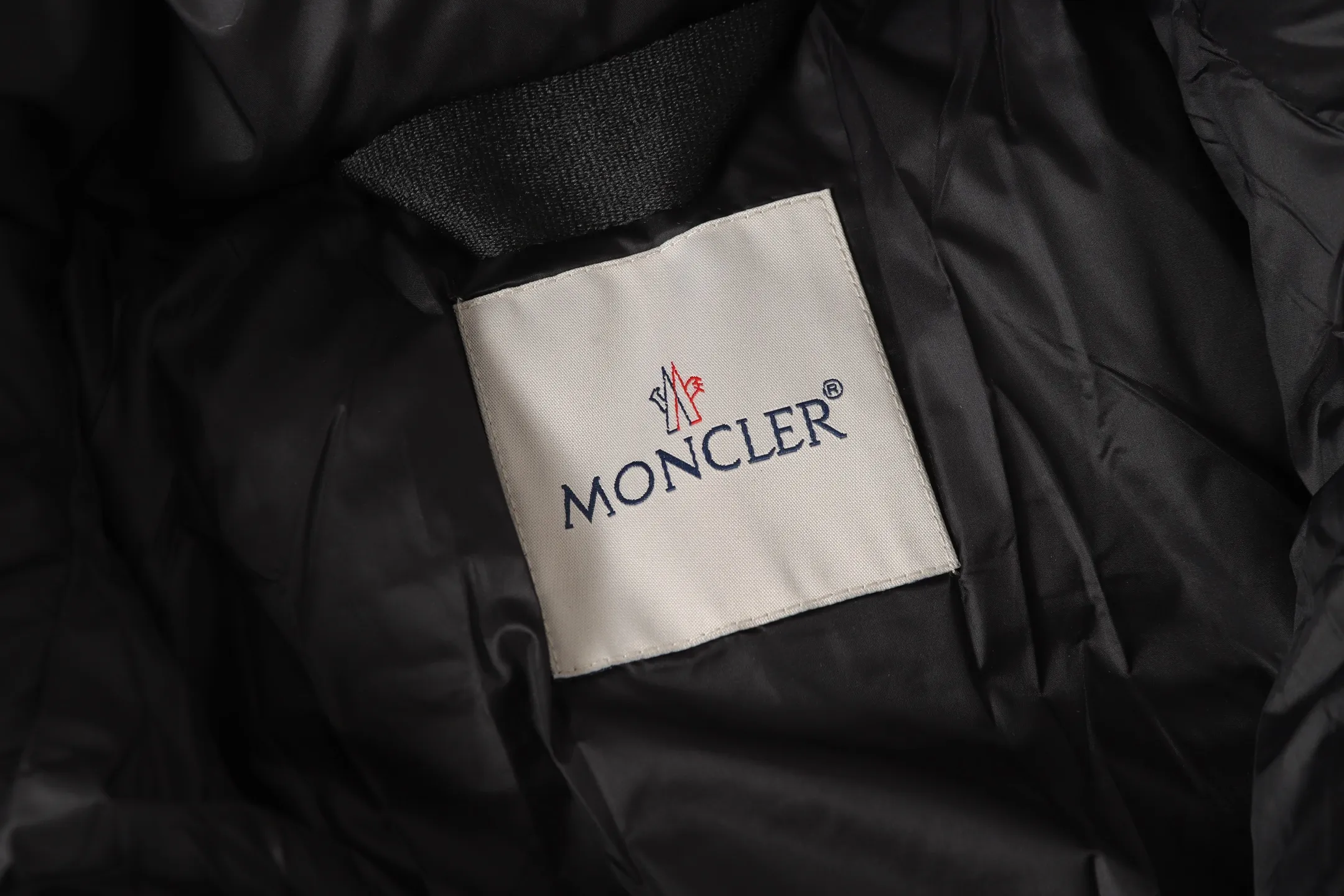 P740 Moncler / Moncler SS24 Large Logo Moncler Moncler Label Classic Stand Collar Logo Down Jacket Exclusive version for the entire network, feel free to compare any quality on the market ❗️ The fabric is made of original and consistent customer-supplied fabrics, with added three-proof technology, windproof and waterproof, classic style, no matter how you wear it, you can’t go wrong! ! Filled with high-quality 80 white duck down, the fluffiness is perfect 💯, and it is definitely not the kind of scum that doesn’t bounce back when pressed and has no fullness! ! It feels very, very good! Great fit! Make sure your upper body is light! Differentiate from the currency version on the market! Classic stand collar down jacket, all washed accessories are OEM original 1:1 mold customization! ! It locks in heat and keeps it warm, and the sense of luxury is self-evident! ! Ten stars ⭐recommended must deposit✅✅ Professionals from major foreign trade factories Assembly line operation Quality control guarantee Accessories: Customized original main mark Washed Brand packaging bag Color: Black Code number: 1 2 3 4 5