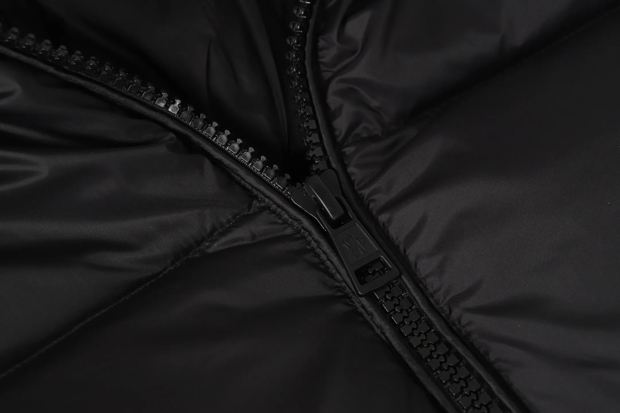 P740 Moncler / Moncler SS24 Large Logo Moncler Moncler Label Classic Stand Collar Logo Down Jacket Exclusive version for the entire network, feel free to compare any quality on the market ❗️ The fabric is made of original and consistent customer-supplied fabrics, with added three-proof technology, windproof and waterproof, classic style, no matter how you wear it, you can’t go wrong! ! Filled with high-quality 80 white duck down, the fluffiness is perfect 💯, and it is definitely not the kind of scum that doesn’t bounce back when pressed and has no fullness! ! It feels very, very good! Great fit! Make sure your upper body is light! Differentiate from the currency version on the market! Classic stand collar down jacket, all washed accessories are OEM original 1:1 mold customization! ! It locks in heat and keeps it warm, and the sense of luxury is self-evident! ! Ten stars ⭐recommended must deposit✅✅ Professionals from major foreign trade factories Assembly line operation Quality control guarantee Accessories: Customized original main mark Washed Brand packaging bag Color: Black Code number: 1 2 3 4 5
