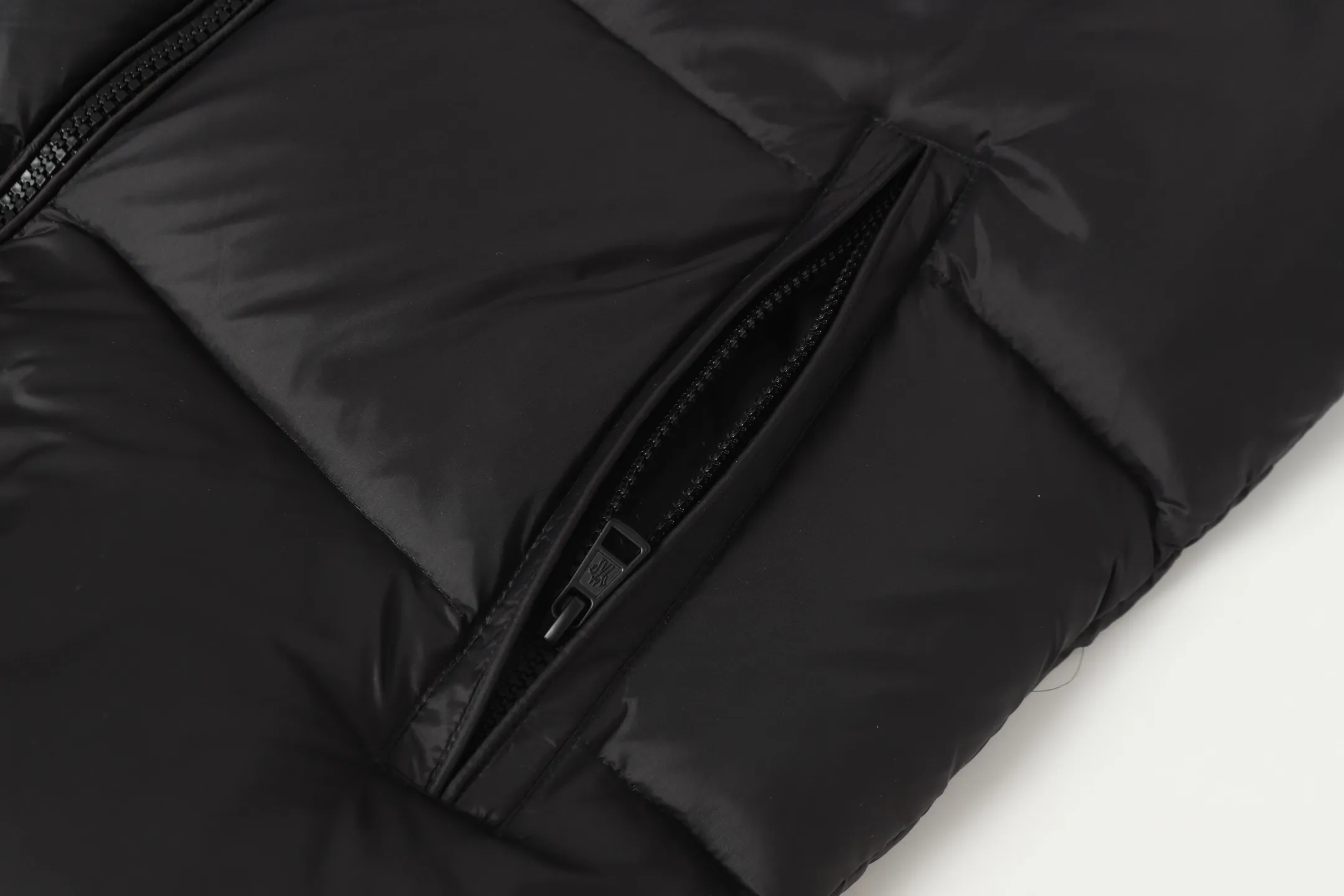 P740 Moncler / Moncler SS24 Large Logo Moncler Moncler Label Classic Stand Collar Logo Down Jacket Exclusive version for the entire network, feel free to compare any quality on the market ❗️ The fabric is made of original and consistent customer-supplied fabrics, with added three-proof technology, windproof and waterproof, classic style, no matter how you wear it, you can’t go wrong! ! Filled with high-quality 80 white duck down, the fluffiness is perfect 💯, and it is definitely not the kind of scum that doesn’t bounce back when pressed and has no fullness! ! It feels very, very good! Great fit! Make sure your upper body is light! Differentiate from the currency version on the market! Classic stand collar down jacket, all washed accessories are OEM original 1:1 mold customization! ! It locks in heat and keeps it warm, and the sense of luxury is self-evident! ! Ten stars ⭐recommended must deposit✅✅ Professionals from major foreign trade factories Assembly line operation Quality control guarantee Accessories: Customized original main mark Washed Brand packaging bag Color: Black Code number: 1 2 3 4 5