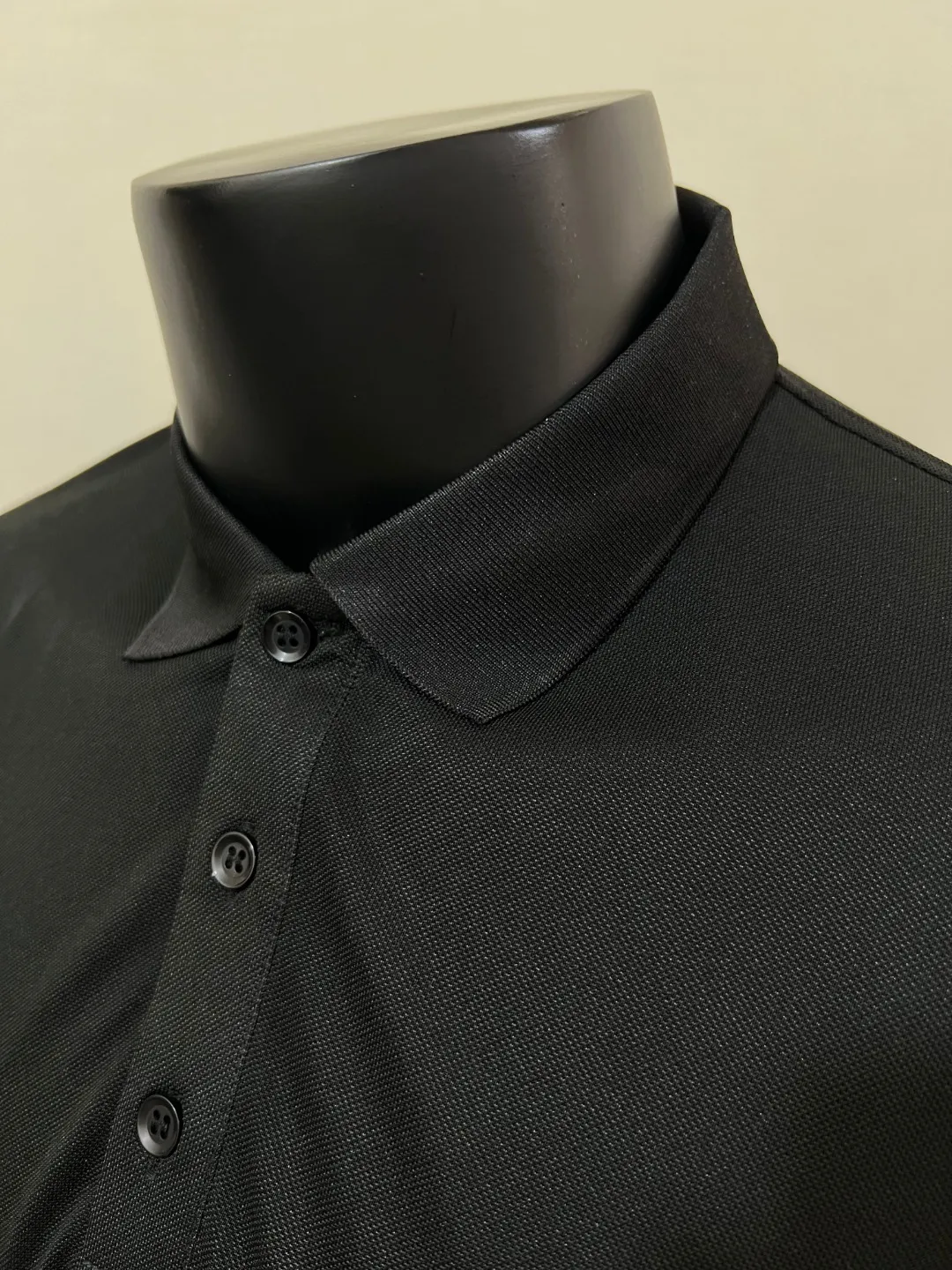P150 MONCLER 2025ss summer ice silk quick-drying polo shirt, double-label commemorative version synchronized with the official website, short-sleeved T-shirt customized with the same vat-dyed fabric, very comfortable to the touch, light and breathable with a stylish upper body, the latest spring and summer brick cabinet synchronization, logo details in place, original clothing with nfc scan code identification, very versatile style, first choice for business people, wearing a business-sound temperament, a must-have, hangtag Collar label: washed wheat, complete with three labels, color: black, white; size XS-2XL [regular version]