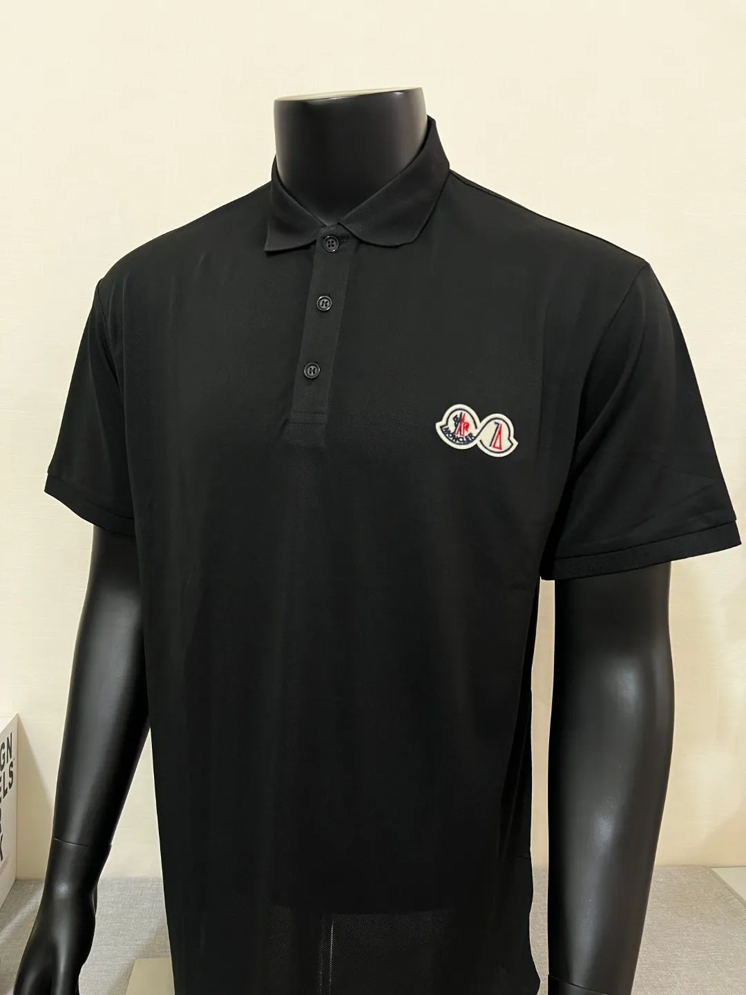 P150 MONCLER 2025ss summer ice silk quick-drying polo shirt, double-label commemorative version synchronized with the official website, short-sleeved T-shirt customized with the same vat-dyed fabric, very comfortable to the touch, light and breathable with a stylish upper body, the latest spring and summer brick cabinet synchronization, logo details in place, original clothing with nfc scan code identification, very versatile style, first choice for business people, wearing a business-sound temperament, a must-have, hangtag Collar label: washed wheat, complete with three labels, color: black, white; size XS-2XL [regular version]