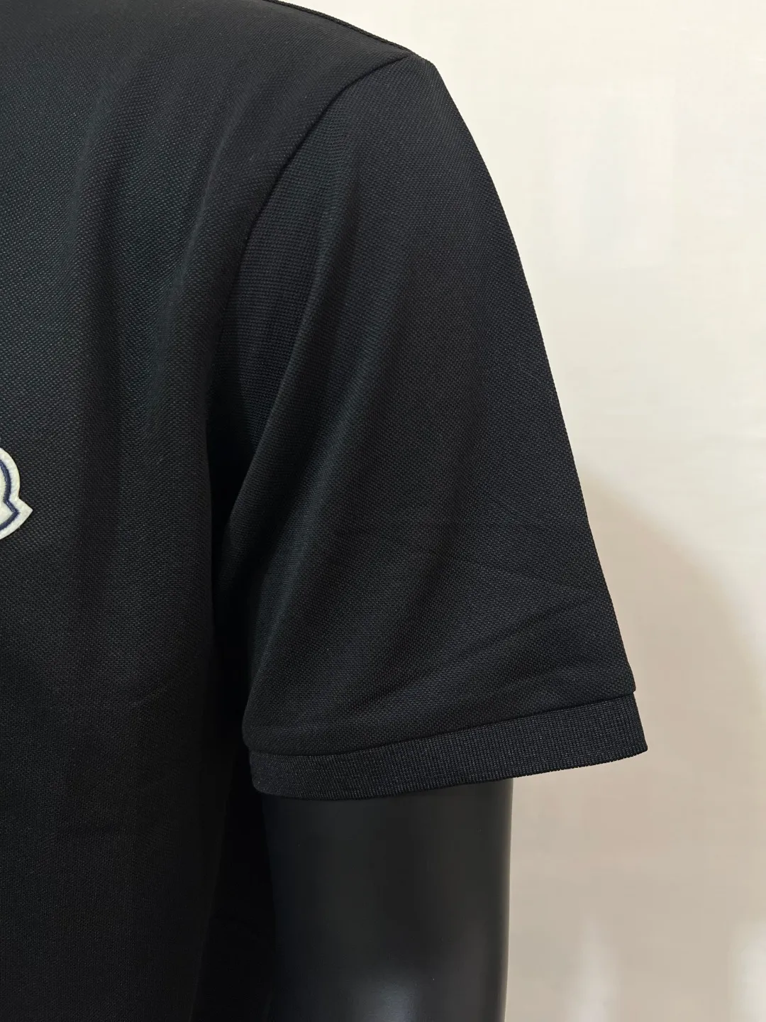 P150 MONCLER 2025ss summer ice silk quick-drying polo shirt, double-label commemorative version synchronized with the official website, short-sleeved T-shirt customized with the same vat-dyed fabric, very comfortable to the touch, light and breathable with a stylish upper body, the latest spring and summer brick cabinet synchronization, logo details in place, original clothing with nfc scan code identification, very versatile style, first choice for business people, wearing a business-sound temperament, a must-have, hangtag Collar label: washed wheat, complete with three labels, color: black, white; size XS-2XL [regular version]